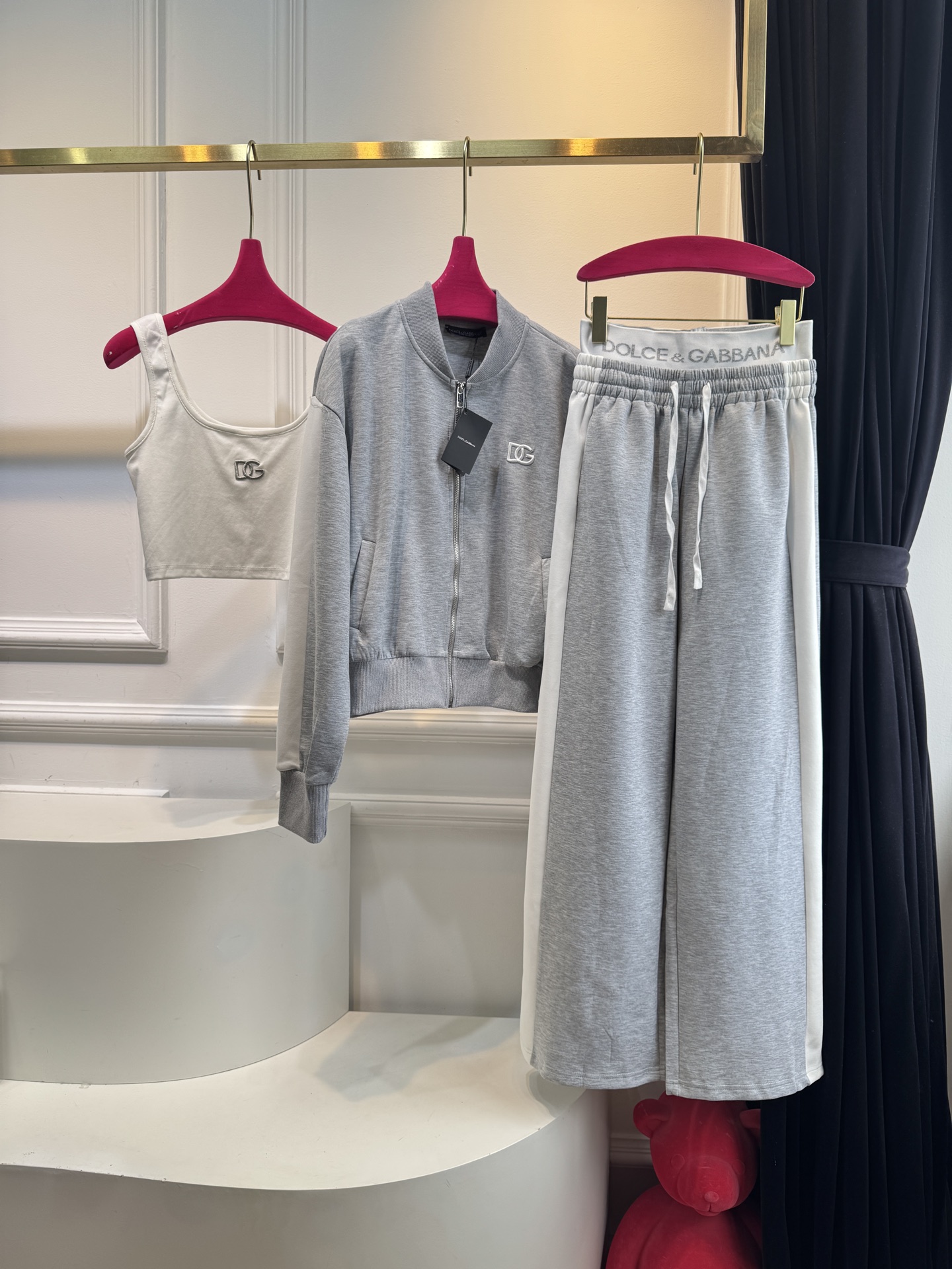 D&G 25秋冬新款 休闲运动套装背心➕外套➕休闲裤3件套，穿着舒适，适合各种身材

面料通常选用软糯太