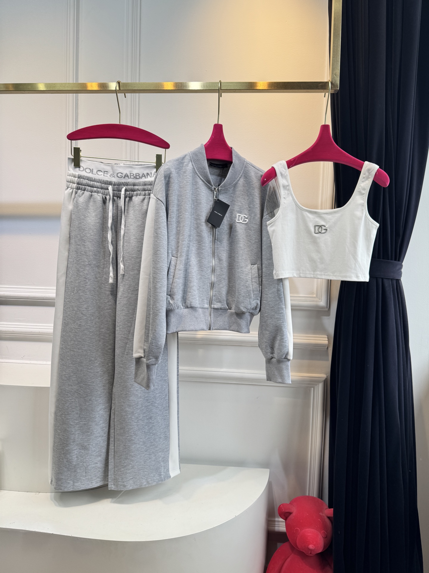 D&G 25秋冬新款 休闲运动套装背心➕外套➕休闲裤3件套，穿着舒适，适合各种身材

面料通常选用软糯太