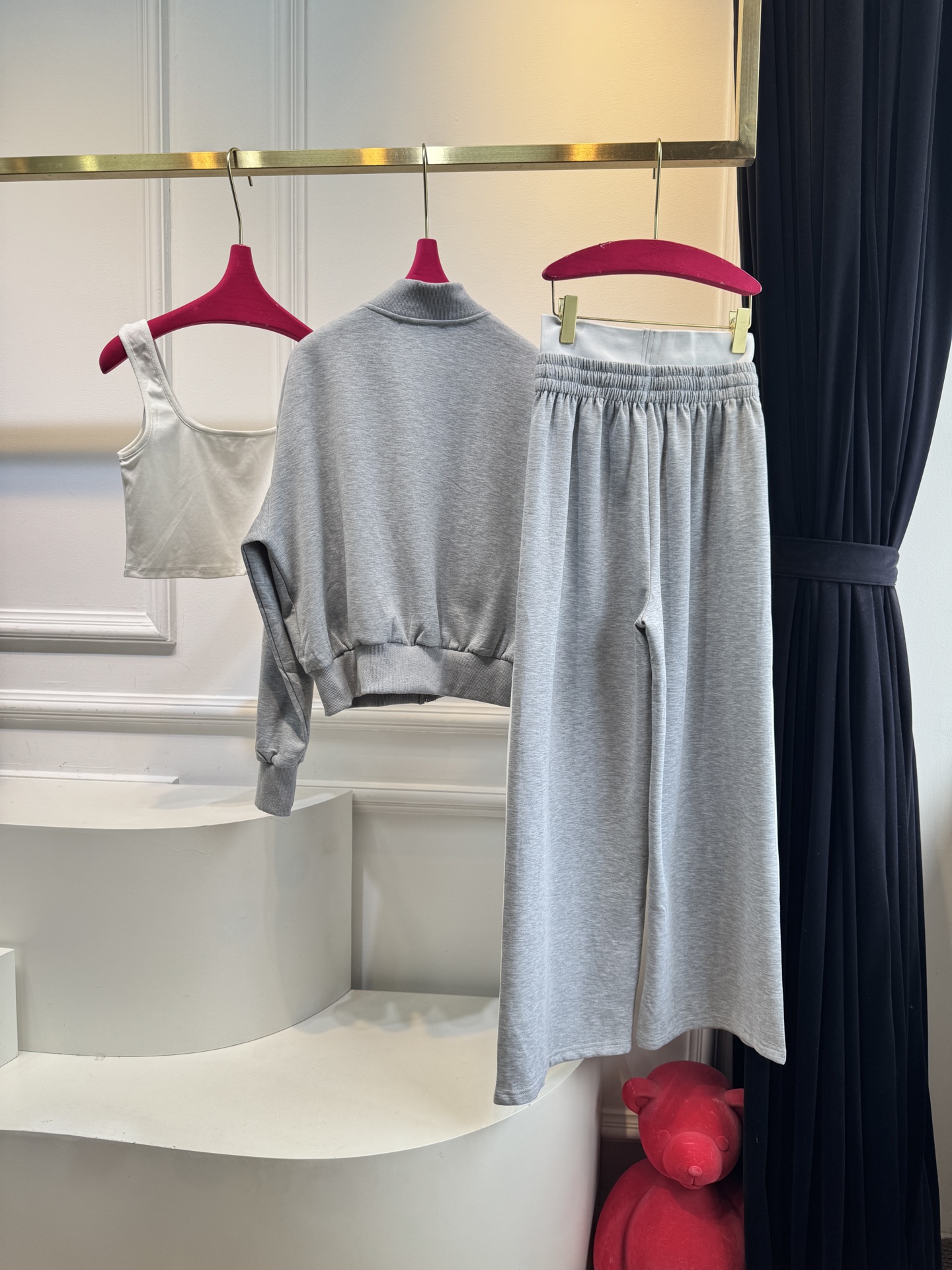 D&G 25秋冬新款 休闲运动套装背心➕外套➕休闲裤3件套，穿着舒适，适合各种身材

面料通常选用软糯太