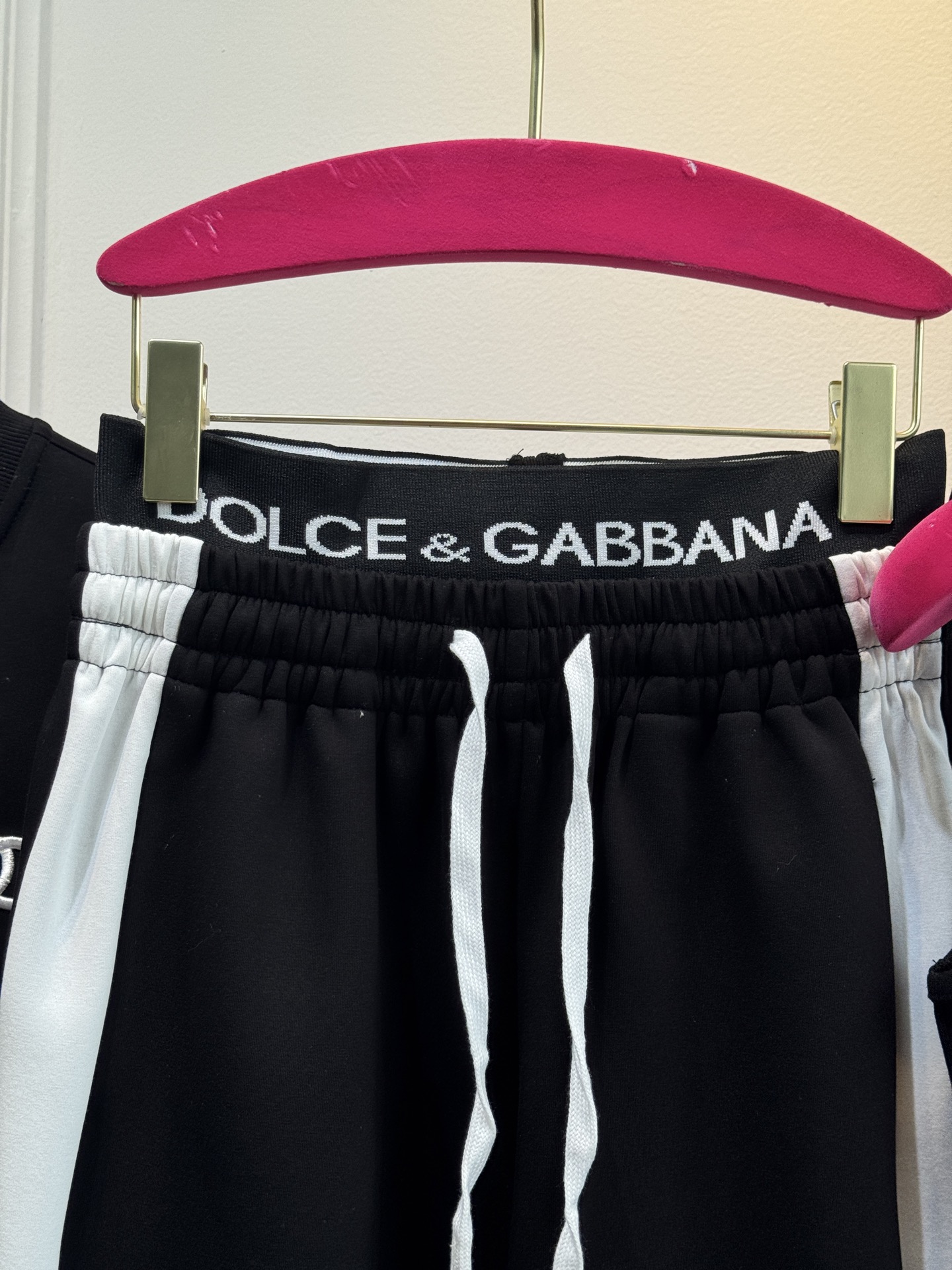 D&G 25秋冬新款 休闲运动套装背心➕外套➕休闲裤3件套，穿着舒适，适合各种身材

面料通常选用软糯太