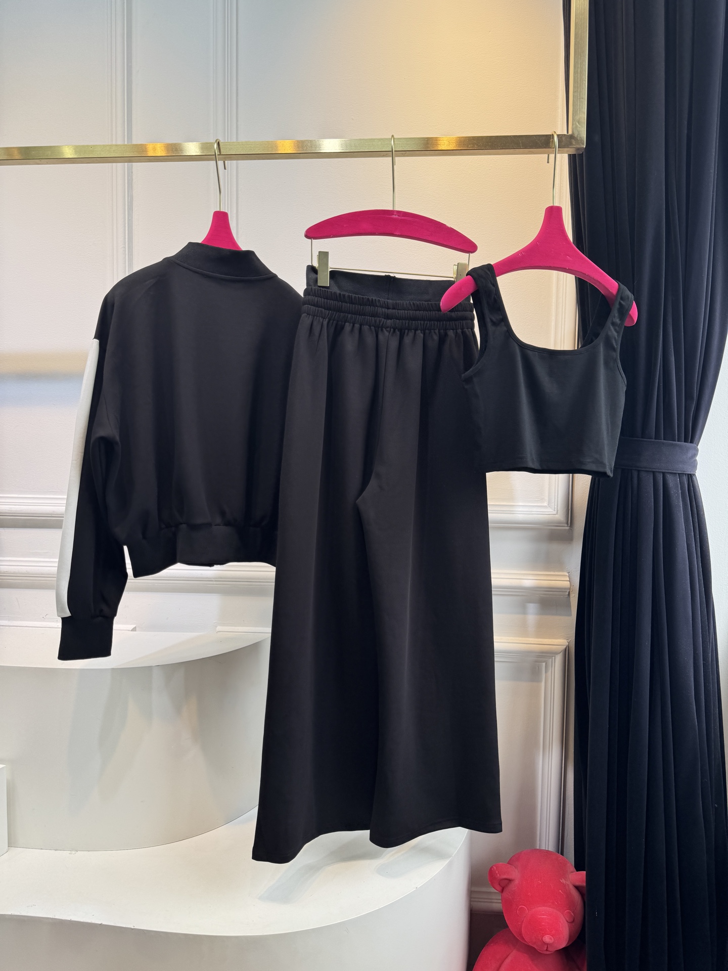 D&G 25秋冬新款 休闲运动套装背心➕外套➕休闲裤3件套，穿着舒适，适合各种身材

面料通常选用软糯太