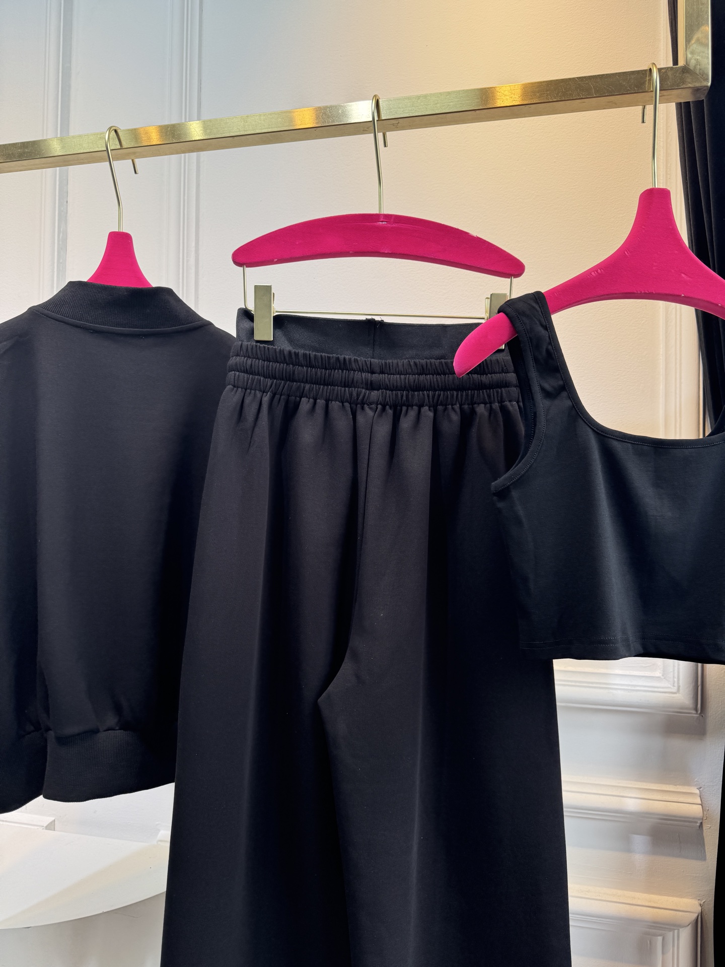 D&G 25秋冬新款 休闲运动套装背心➕外套➕休闲裤3件套，穿着舒适，适合各种身材

面料通常选用软糯太