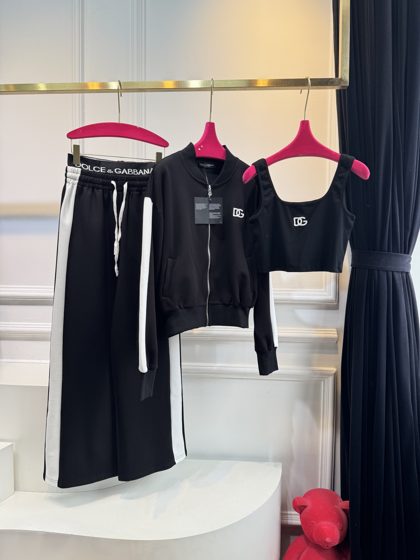 D&G 25秋冬新款 休闲运动套装背心➕外套➕休闲裤3件套，穿着舒适，适合各种身材

面料通常选用软糯太