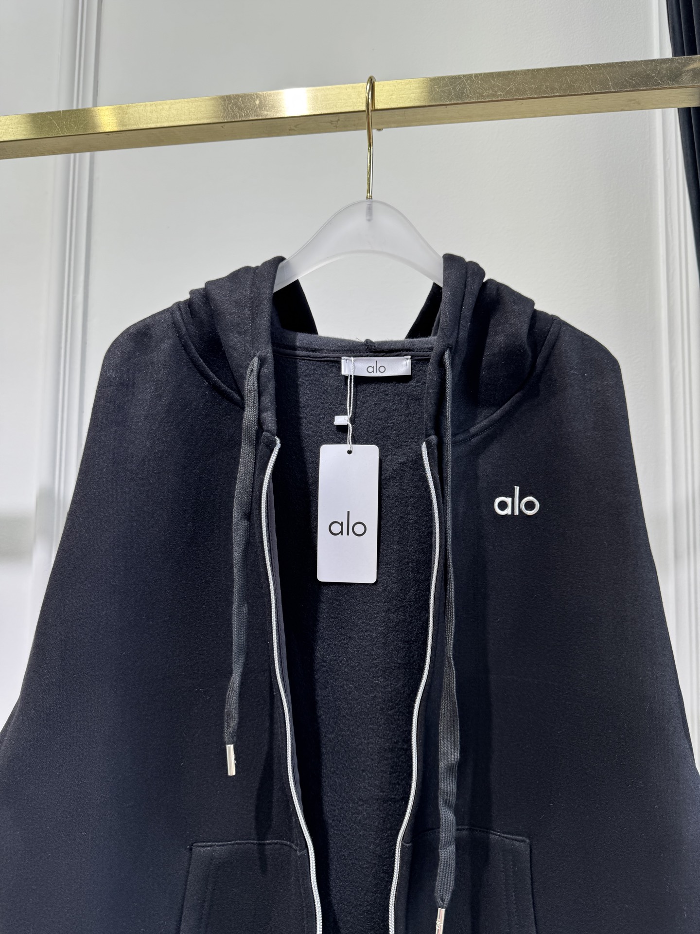 ALO 拉链外套 25秋冬运动系列。采用纯棉卫面料 内里加绒 保暖又亲肤 卫衣宽松休闲又时髦，黑色灰色搭