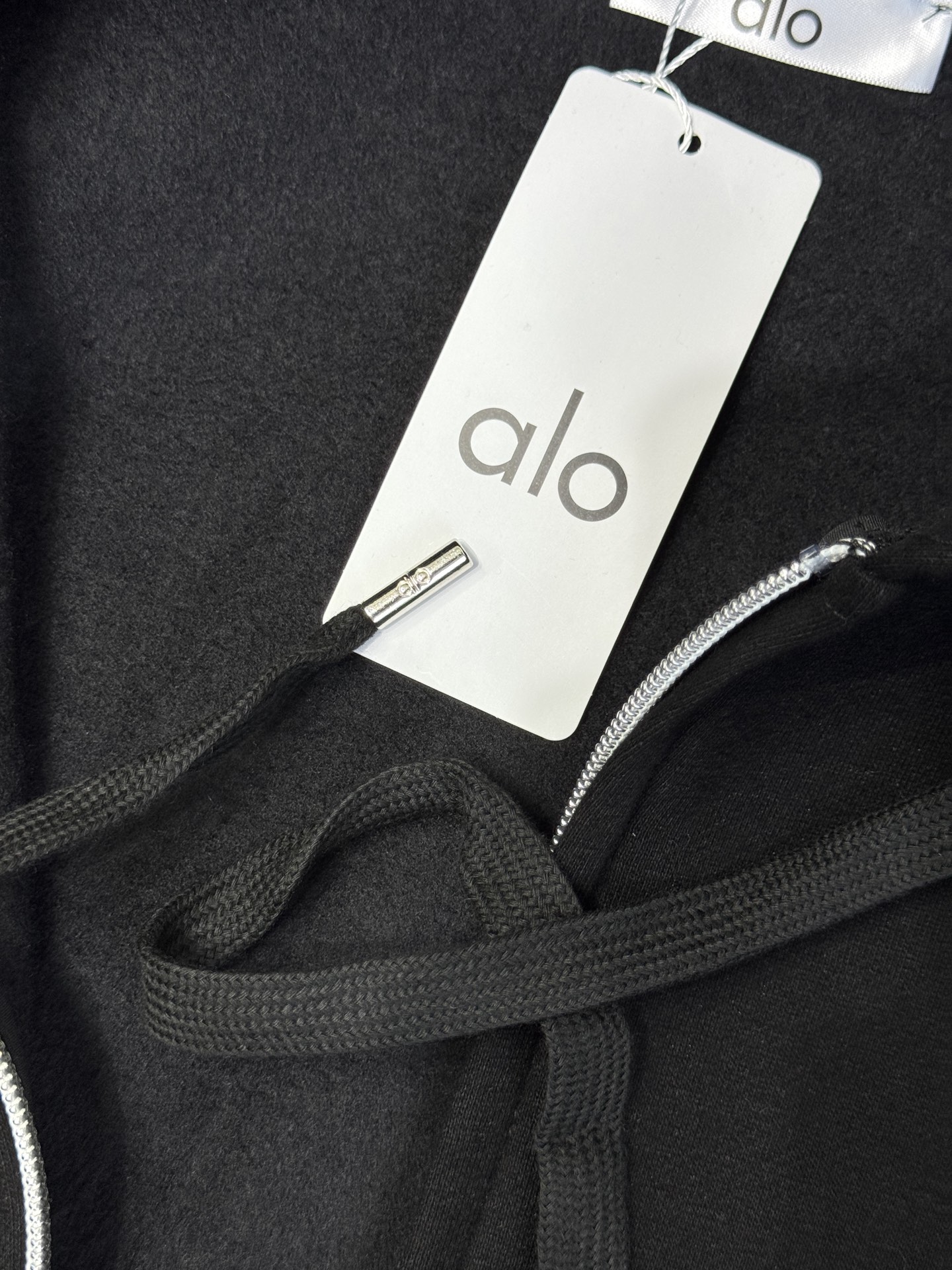 ALO 拉链外套 25秋冬运动系列。采用纯棉卫面料 内里加绒 保暖又亲肤 卫衣宽松休闲又时髦，黑色灰色搭