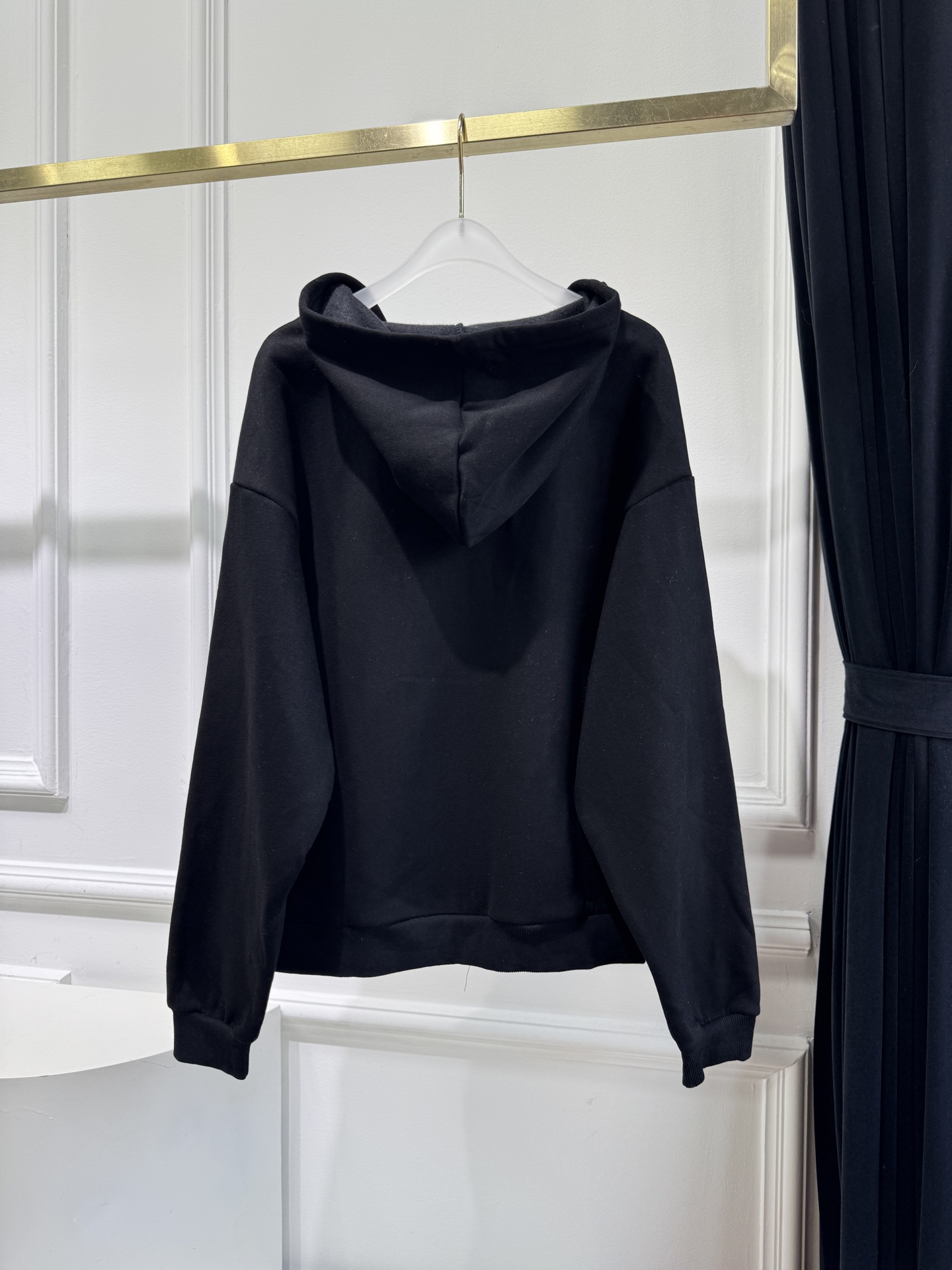 ALO 拉链外套 25秋冬运动系列。采用纯棉卫面料 内里加绒 保暖又亲肤 卫衣宽松休闲又时髦，黑色灰色搭