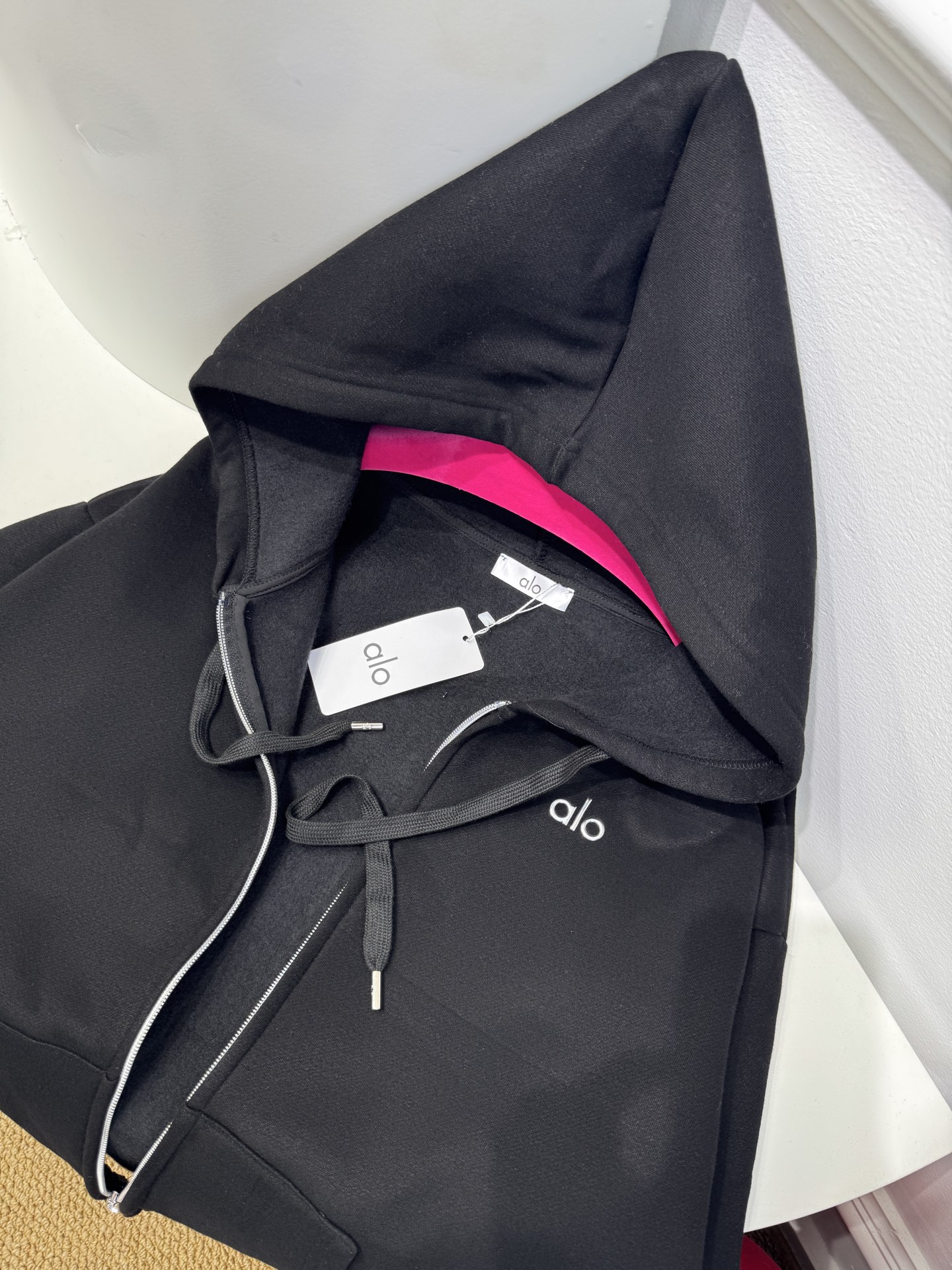 ALO 拉链外套 25秋冬运动系列。采用纯棉卫面料 内里加绒 保暖又亲肤 卫衣宽松休闲又时髦，黑色灰色搭