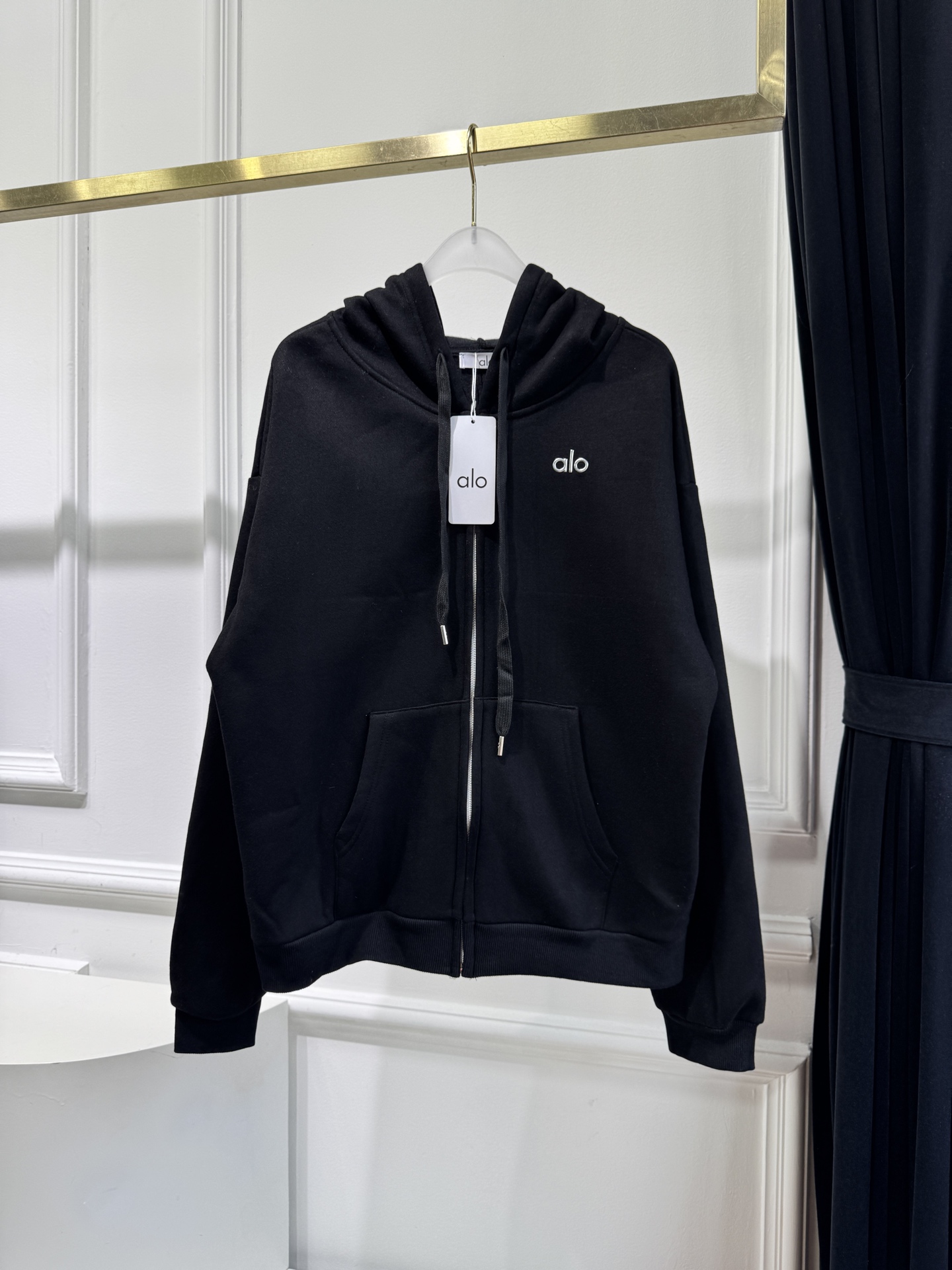 ALO 拉链外套 25秋冬运动系列。采用纯棉卫面料 内里加绒 保暖又亲肤 卫衣宽松休闲又时髦，黑色灰色搭