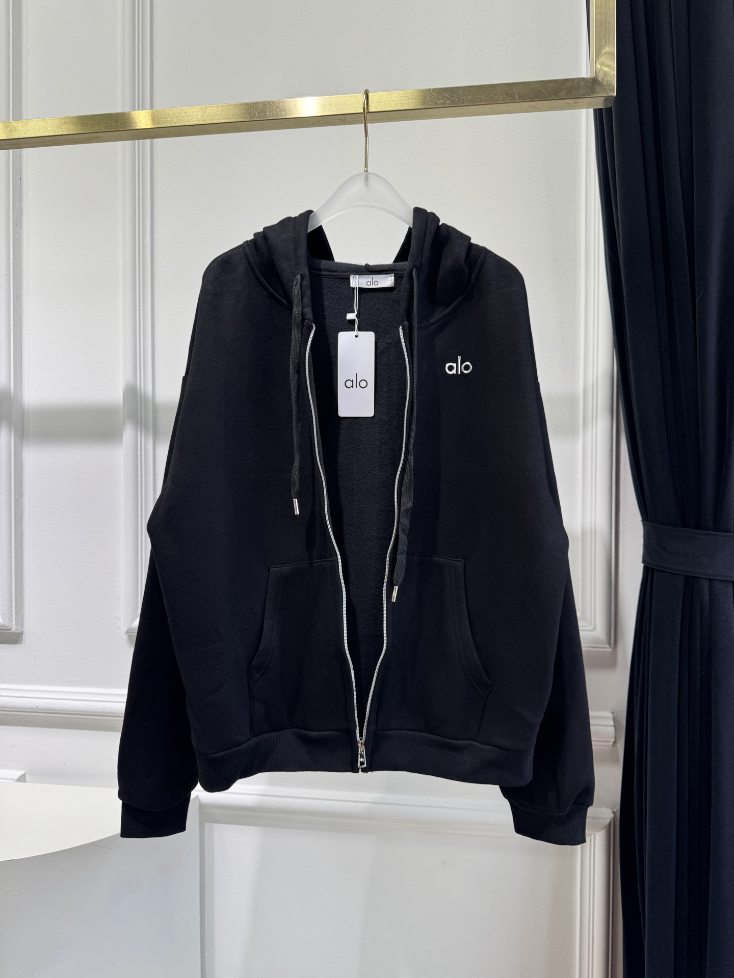 ALO 拉链外套 25秋冬运动系列。采用纯棉卫面料 内里加绒 保暖又亲肤 卫衣宽松休闲又时髦，黑色灰色搭