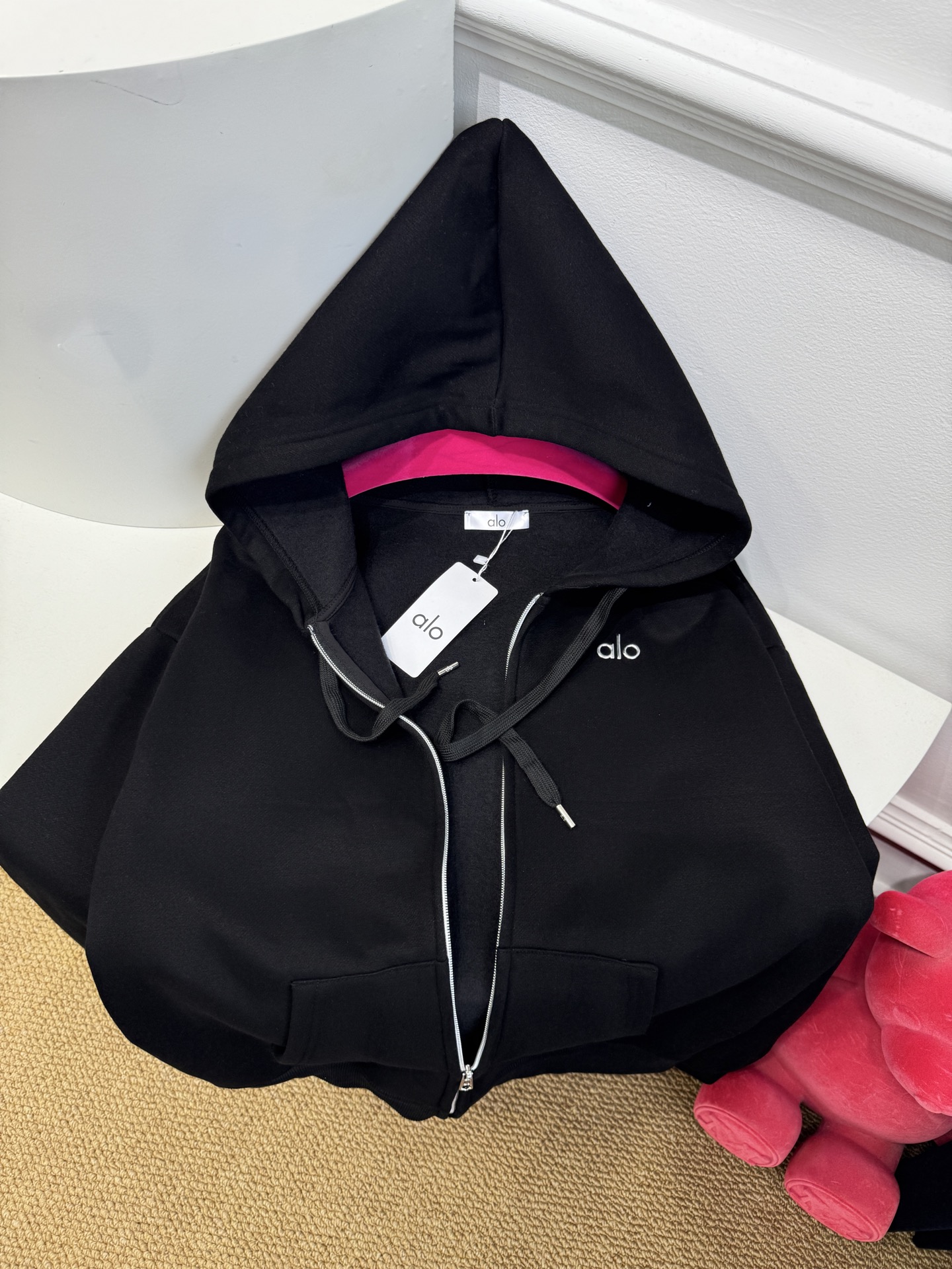 ALO 拉链外套 25秋冬运动系列。采用纯棉卫面料 内里加绒 保暖又亲肤 卫衣宽松休闲又时髦，黑色灰色搭