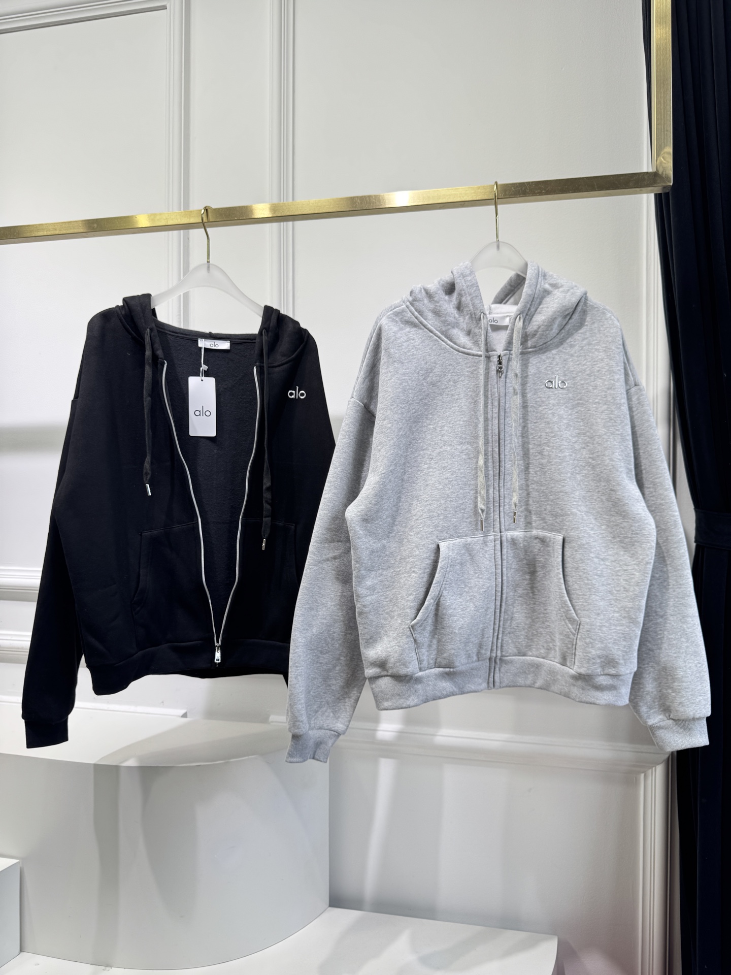 ALO 拉链外套 25秋冬运动系列。采用纯棉卫面料 内里加绒 保暖又亲肤 卫衣宽松休闲又时髦，黑色灰色搭