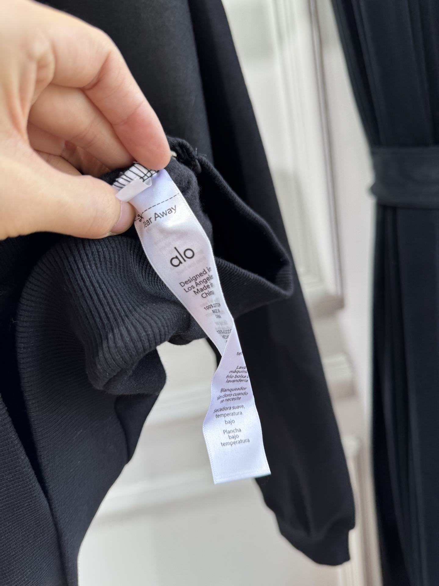 ALO 拉链外套 25秋冬运动系列。采用纯棉卫面料 内里加绒 保暖又亲肤 卫衣宽松休闲又时髦，黑色灰色搭