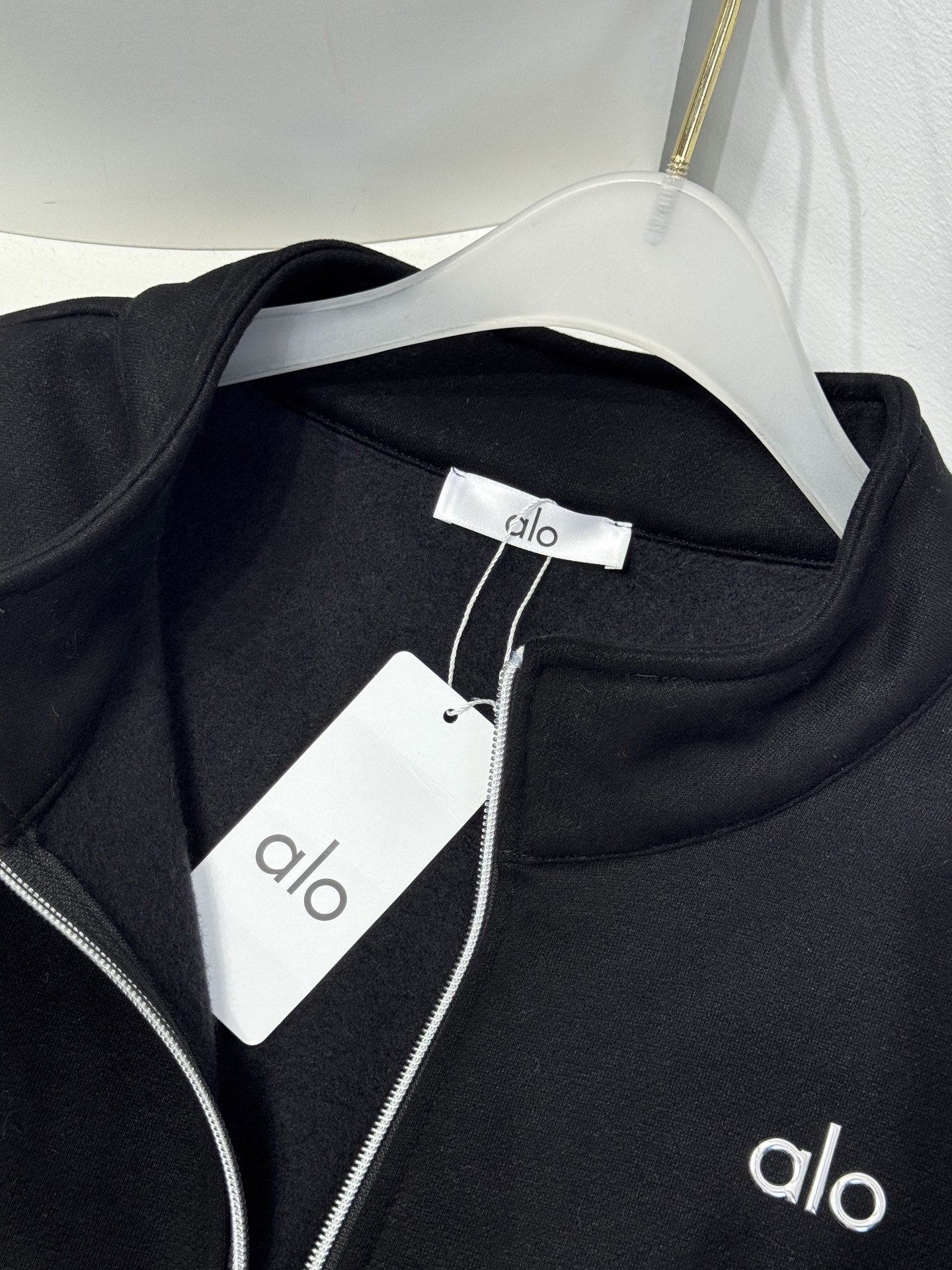 ALO 半高领卫衣 25秋冬运动系列。采用纯棉卫面料 内里加绒 保暖又亲肤 卫衣宽松休闲又时髦，黑色灰色