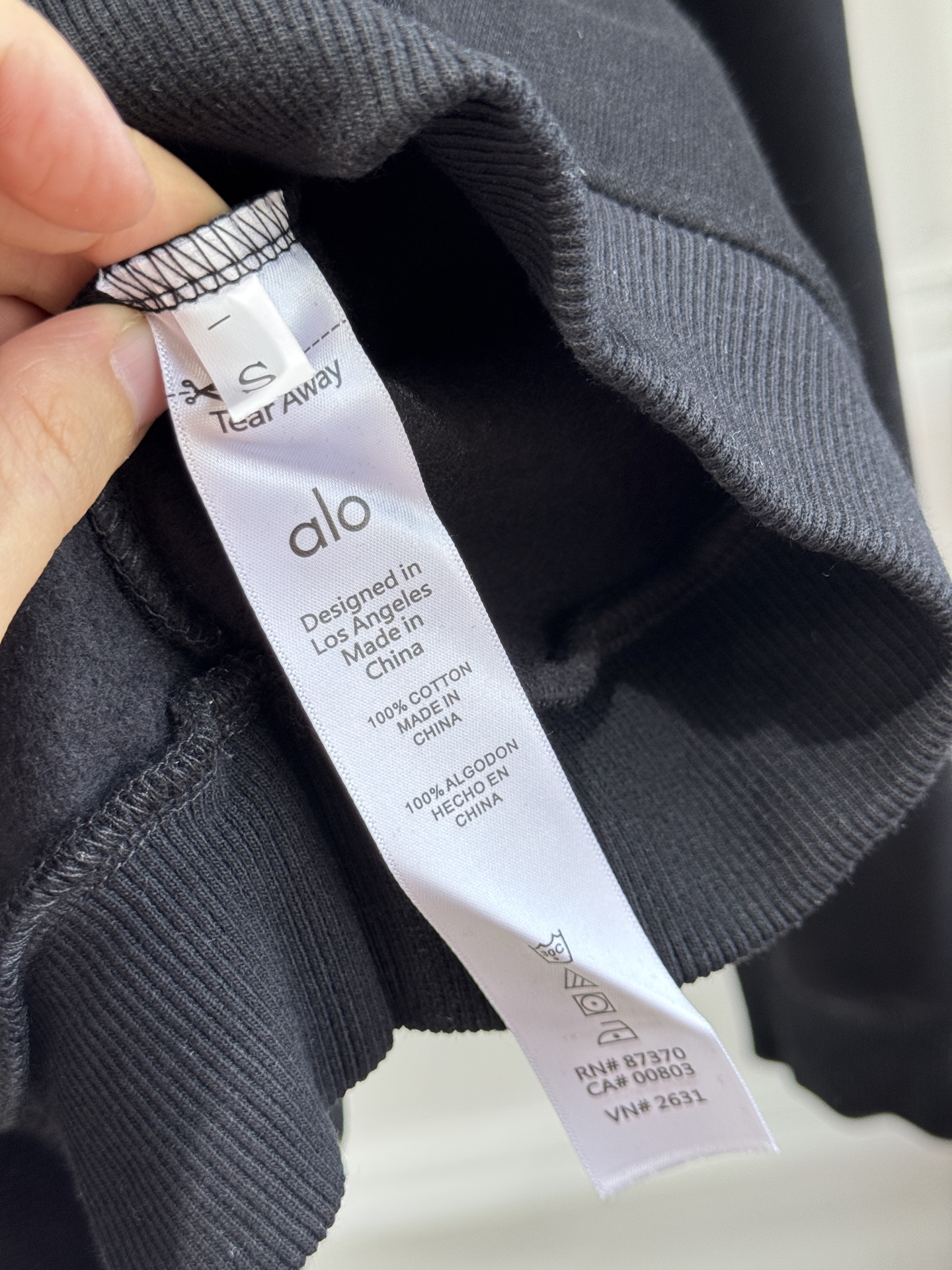 ALO 半高领卫衣 25秋冬运动系列。采用纯棉卫面料 内里加绒 保暖又亲肤 卫衣宽松休闲又时髦，黑色灰色