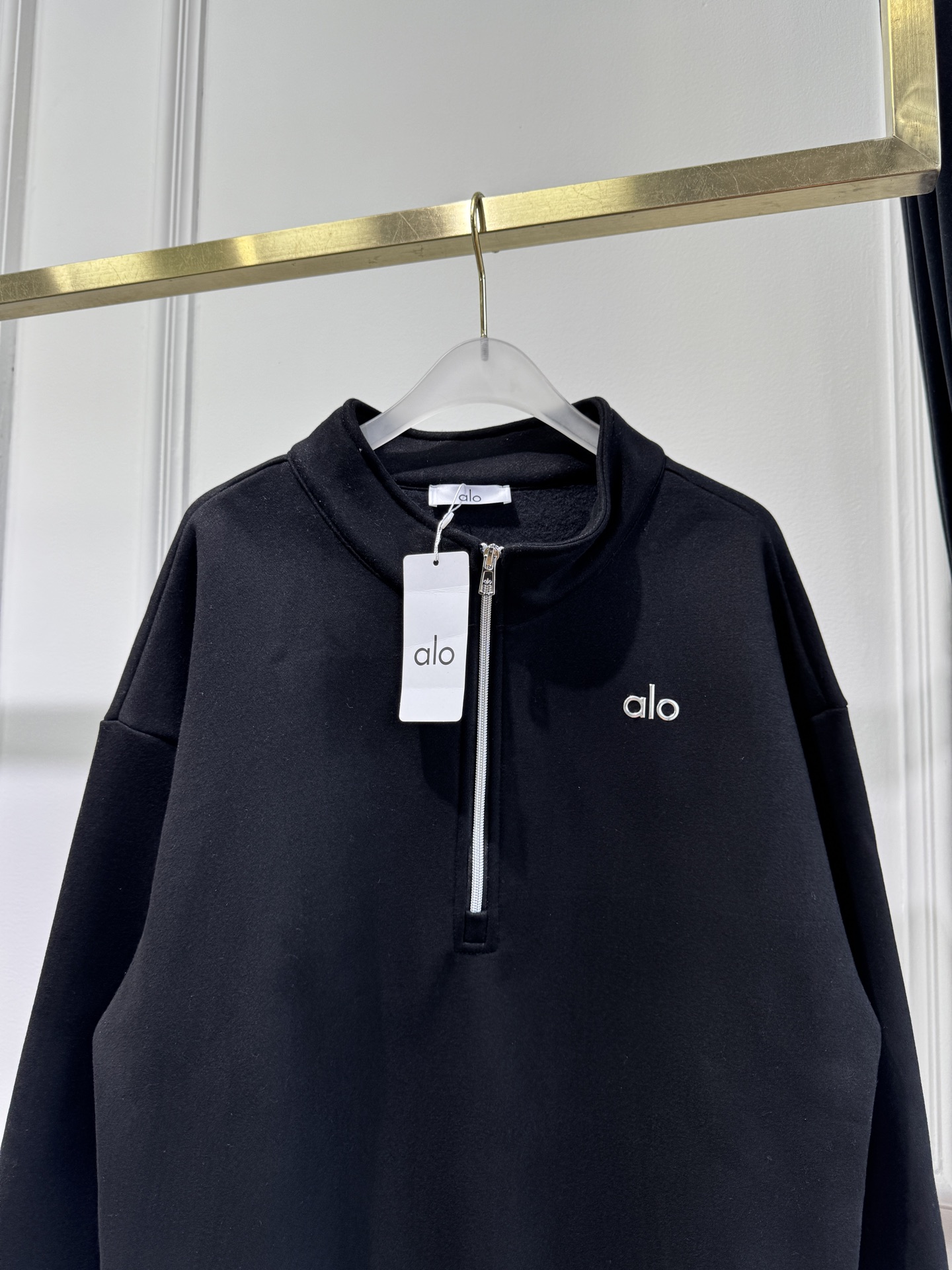 ALO 半高领卫衣 25秋冬运动系列。采用纯棉卫面料 内里加绒 保暖又亲肤 卫衣宽松休闲又时髦，黑色灰色