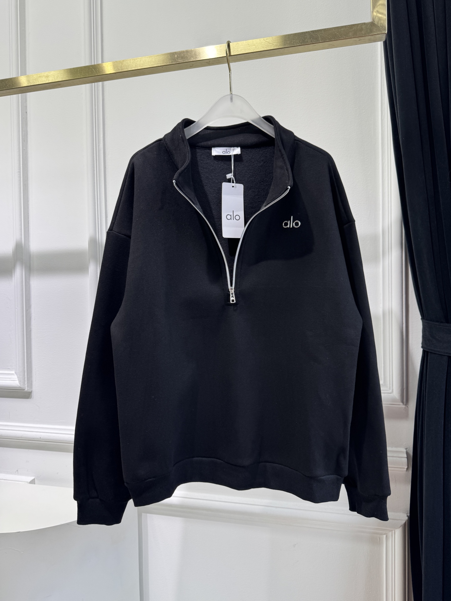ALO 半高领卫衣 25秋冬运动系列。采用纯棉卫面料 内里加绒 保暖又亲肤 卫衣宽松休闲又时髦，黑色灰色