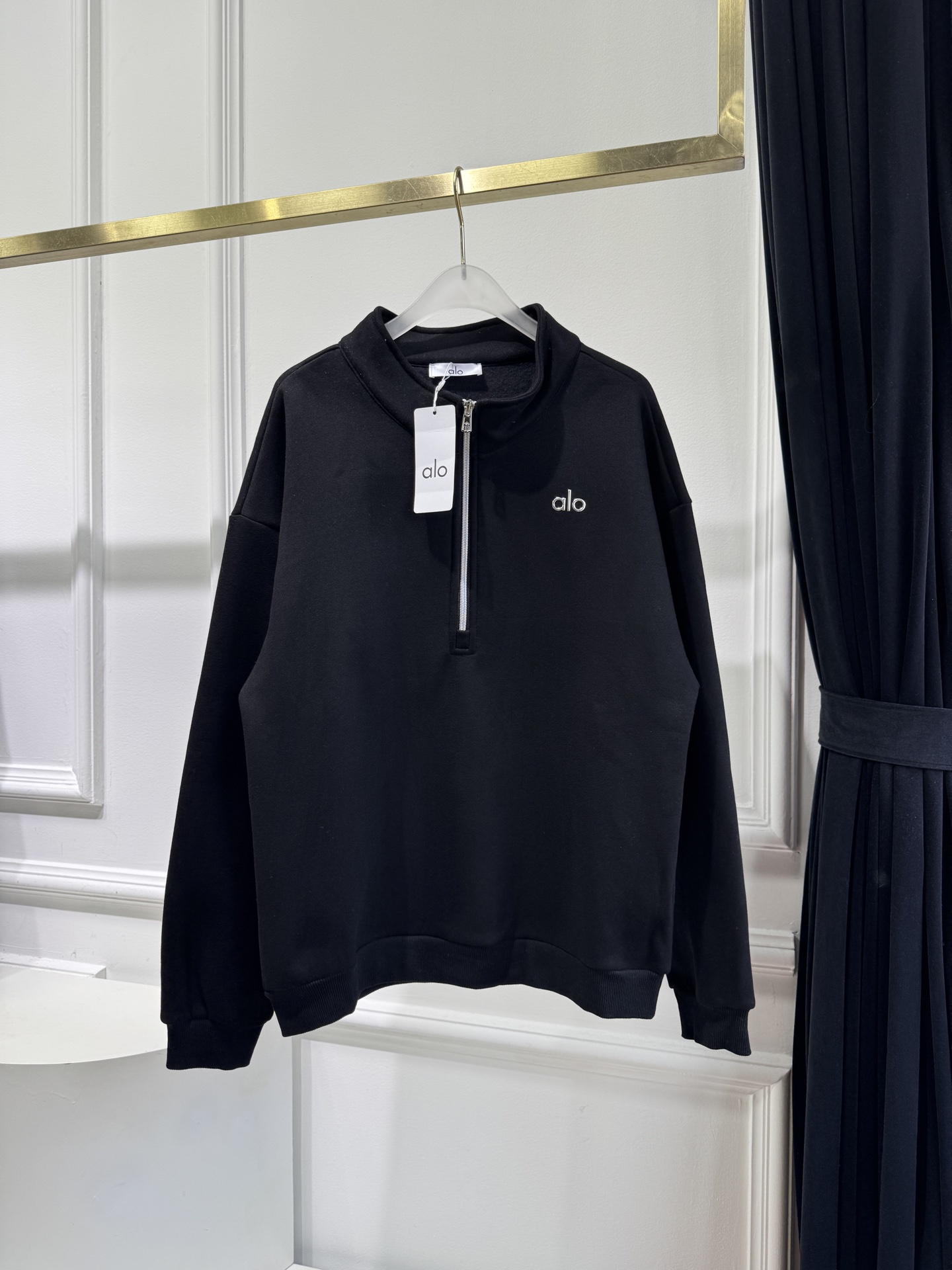 ALO 半高领卫衣 25秋冬运动系列。采用纯棉卫面料 内里加绒 保暖又亲肤 卫衣宽松休闲又时髦，黑色灰色