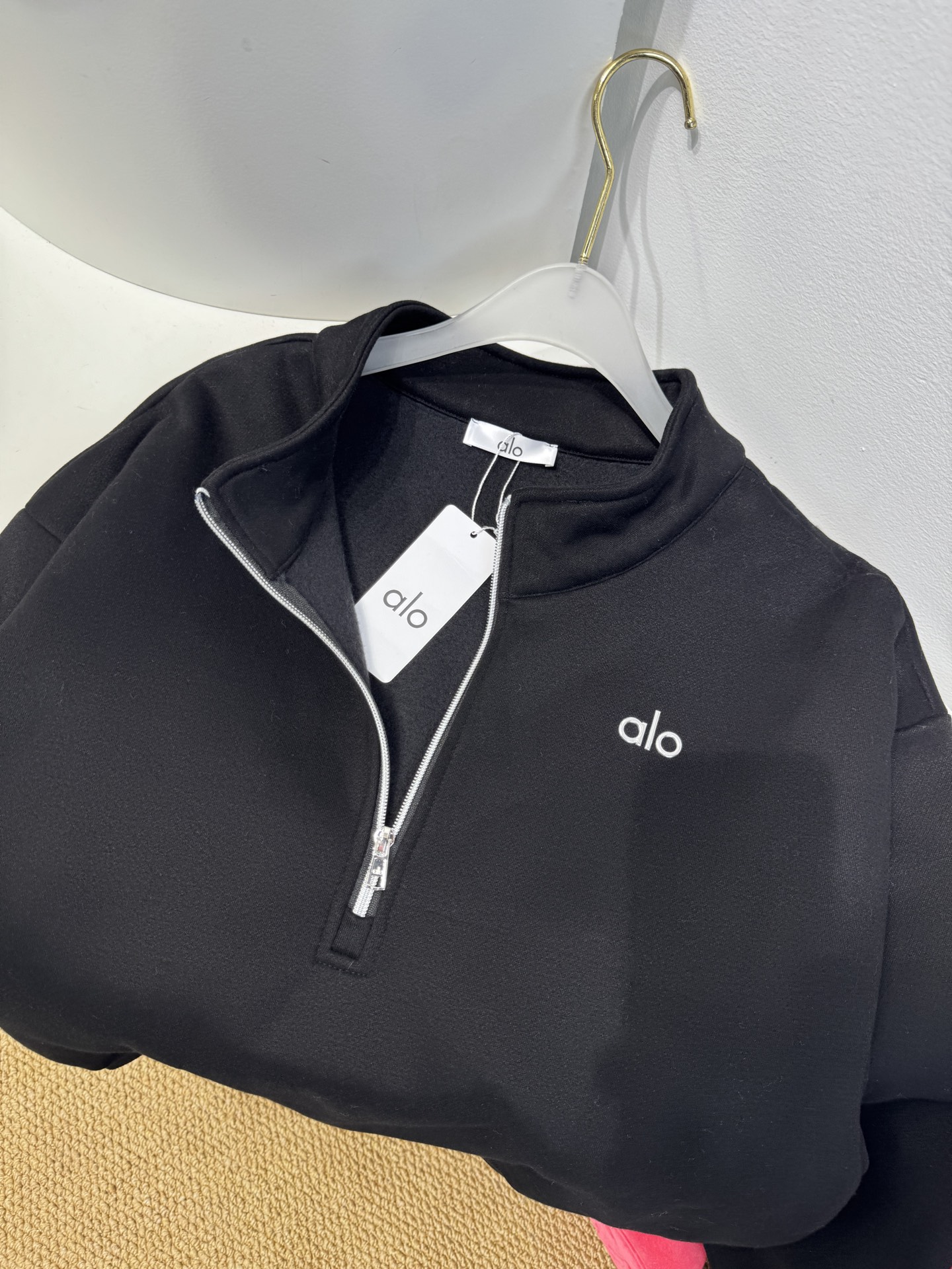 ALO 半高领卫衣 25秋冬运动系列。采用纯棉卫面料 内里加绒 保暖又亲肤 卫衣宽松休闲又时髦，黑色灰色