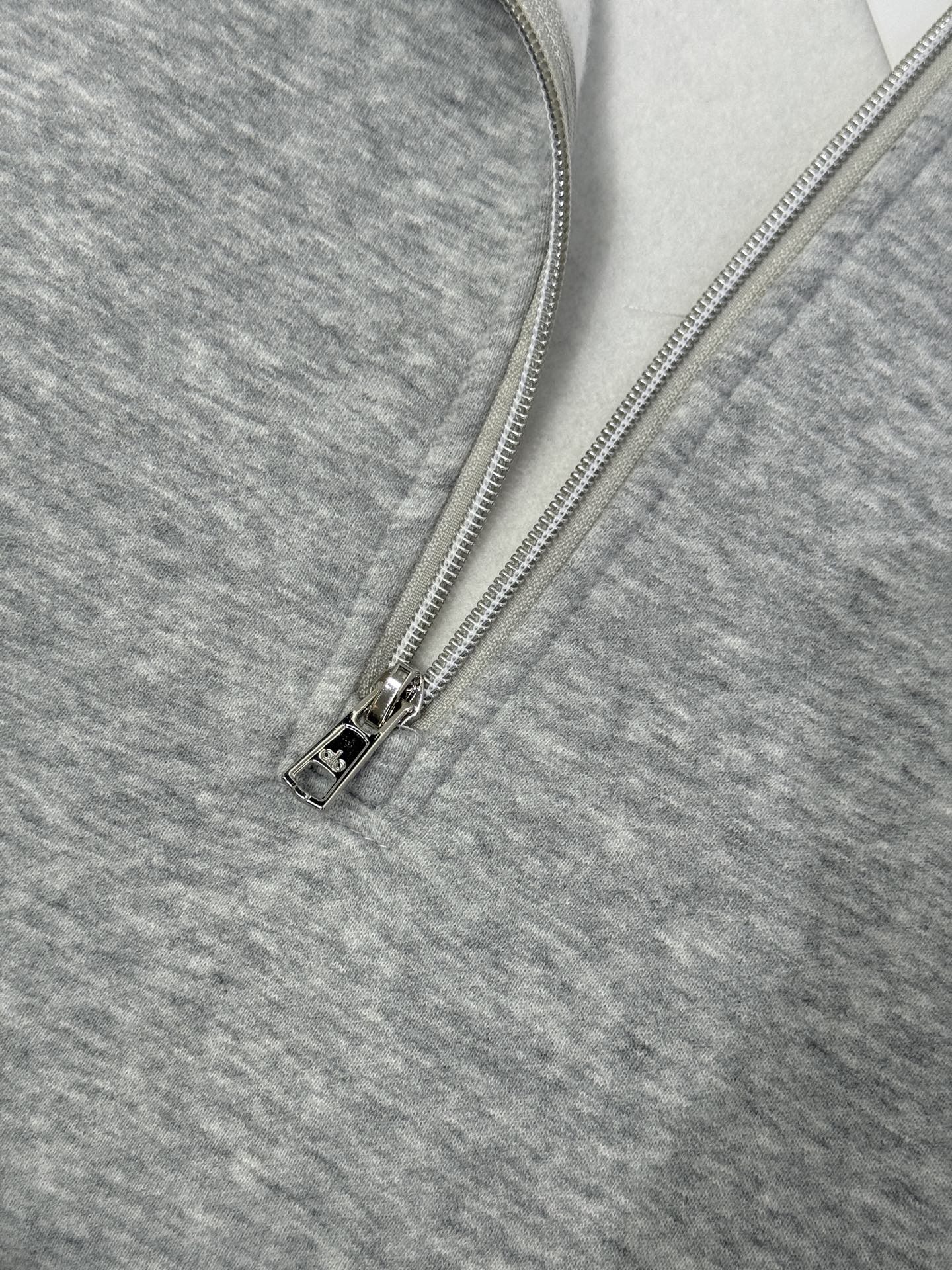 ALO 半高领卫衣 25秋冬运动系列。采用纯棉卫面料 内里加绒 保暖又亲肤 卫衣宽松休闲又时髦，黑色灰色