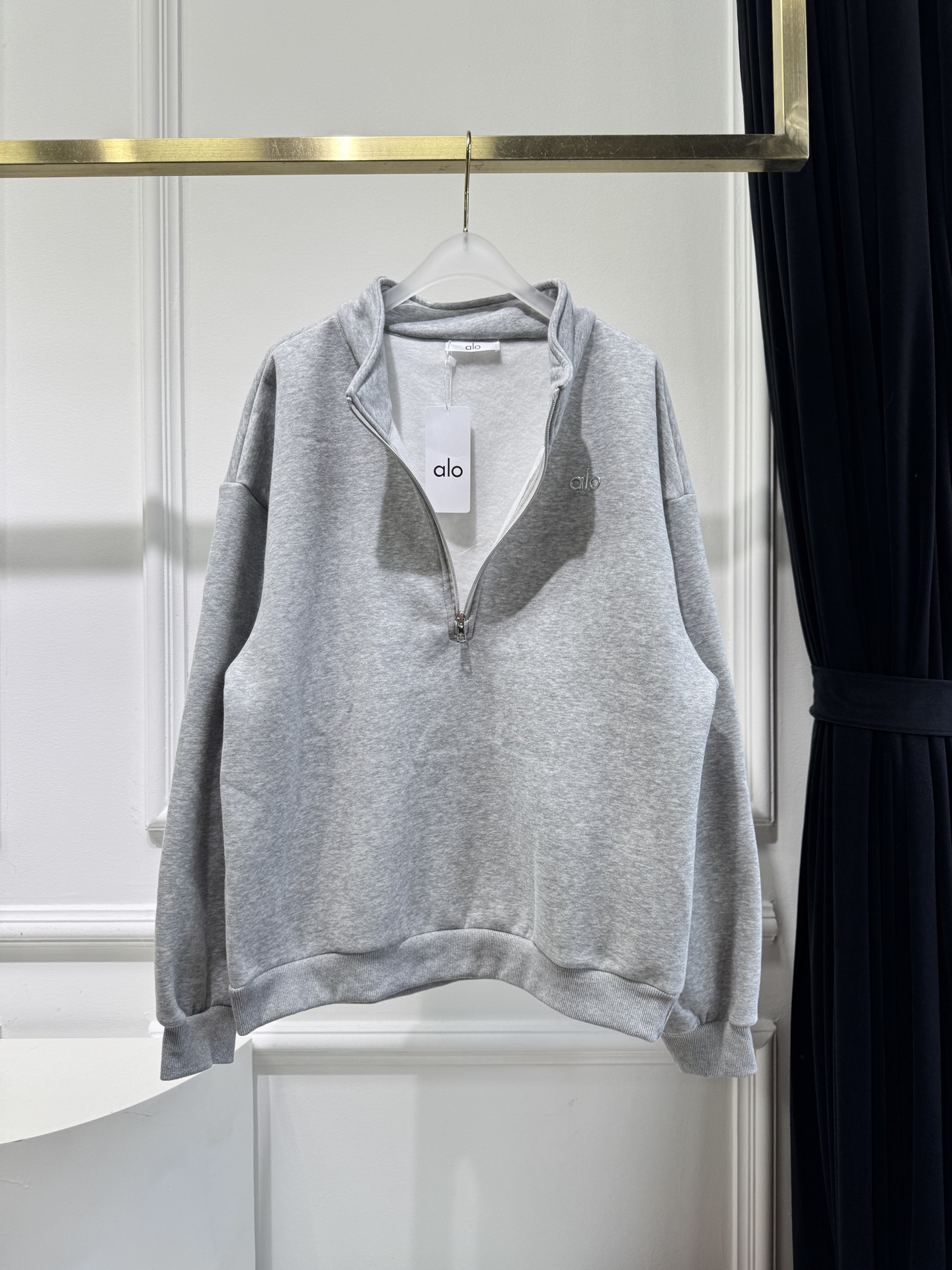 ALO 半高领卫衣 25秋冬运动系列。采用纯棉卫面料 内里加绒 保暖又亲肤 卫衣宽松休闲又时髦，黑色灰色