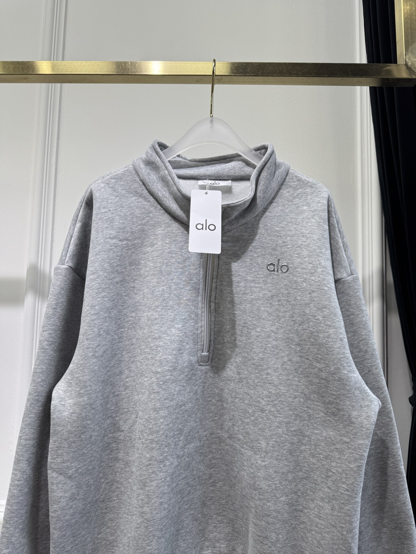 ALO 半高领卫衣 25秋冬运动系列。采用纯棉卫面料 内里加绒 保暖又亲肤 卫衣宽松休闲又时髦，黑色灰色