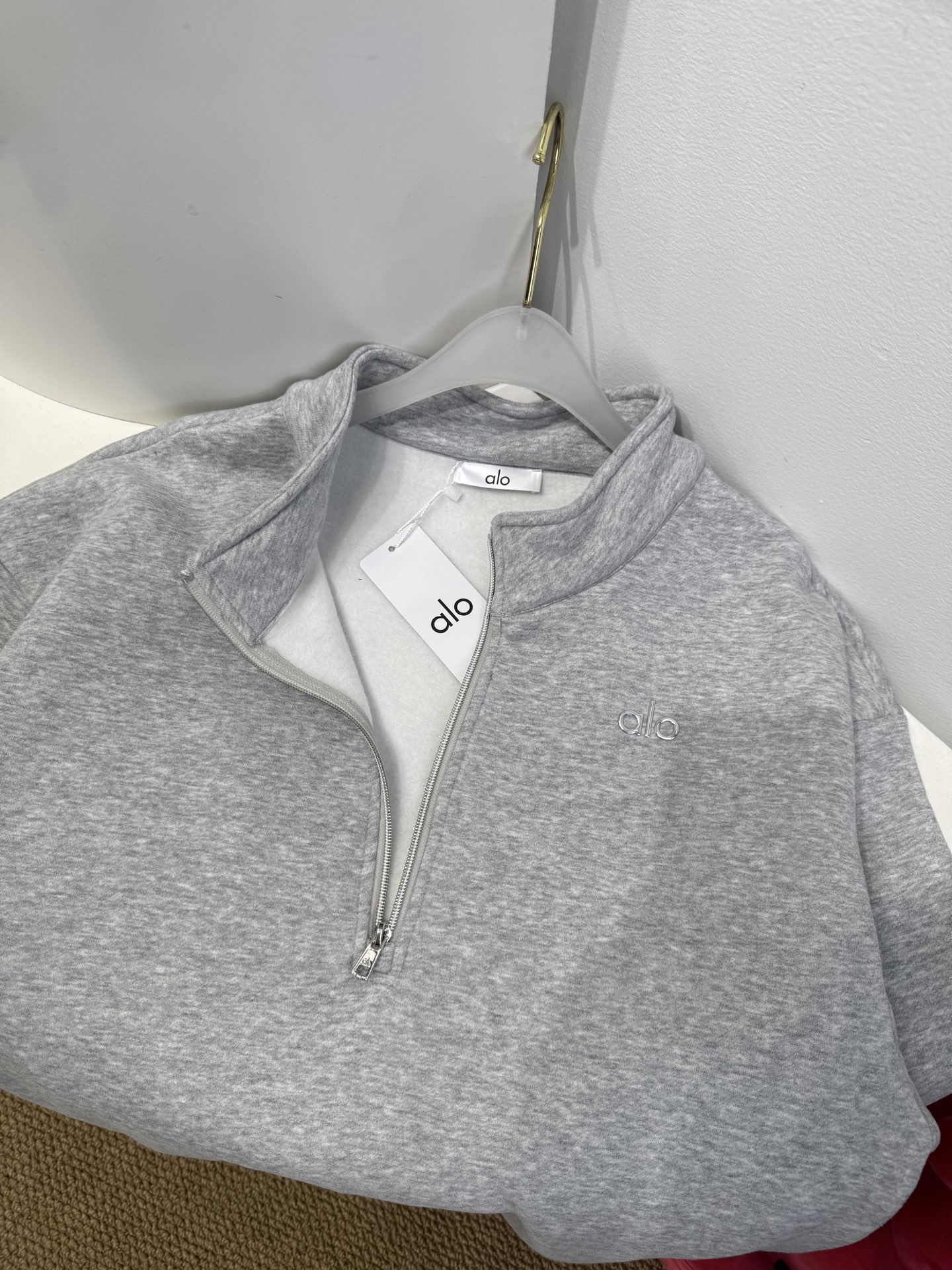 ALO 半高领卫衣 25秋冬运动系列。采用纯棉卫面料 内里加绒 保暖又亲肤 卫衣宽松休闲又时髦，黑色灰色