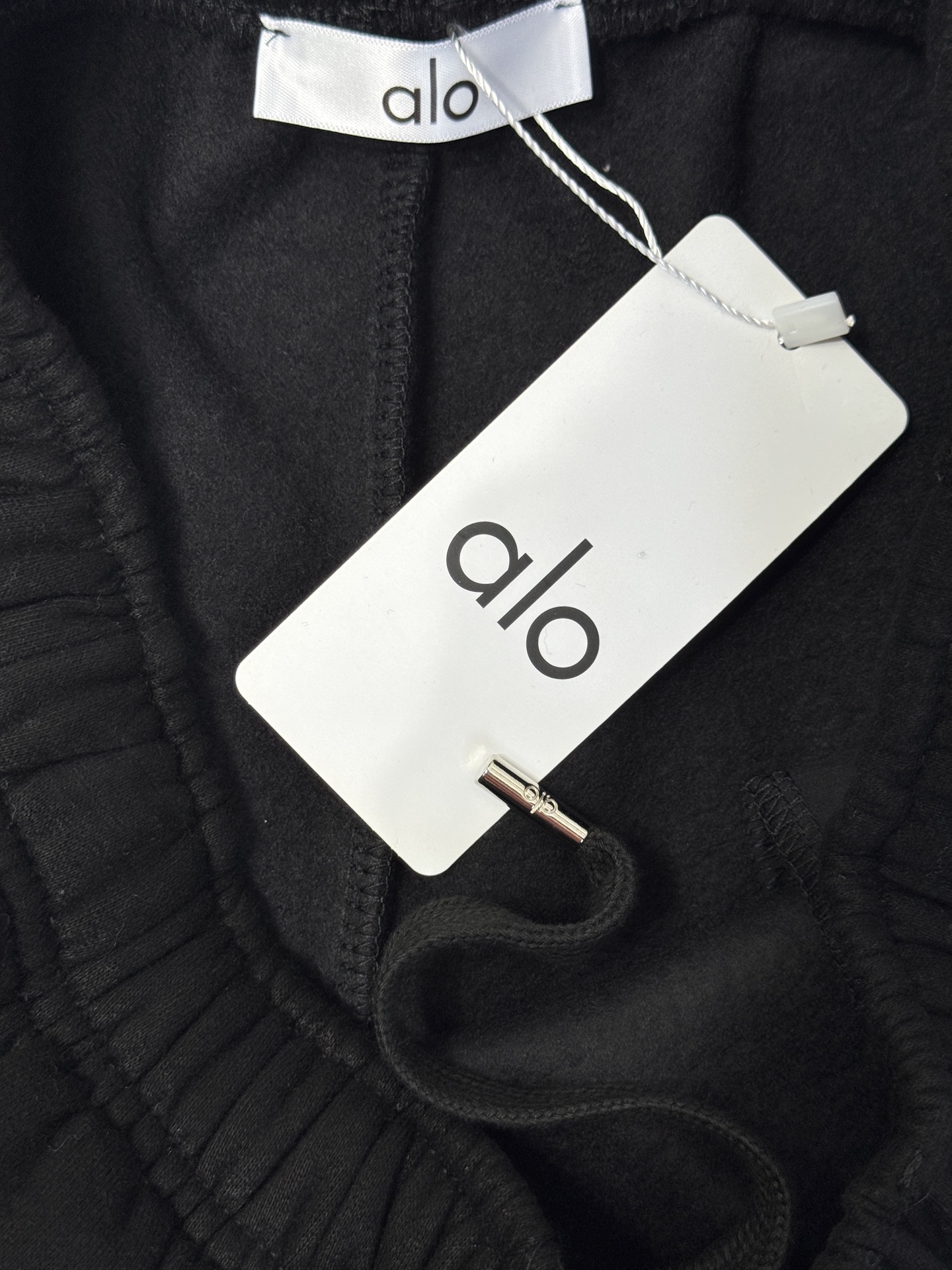 ALO 休闲卫裤25秋冬运动系列。采用纯棉卫面料 内里加绒 保暖又亲肤 卫衣宽松休闲又时髦，黑色灰色搭配