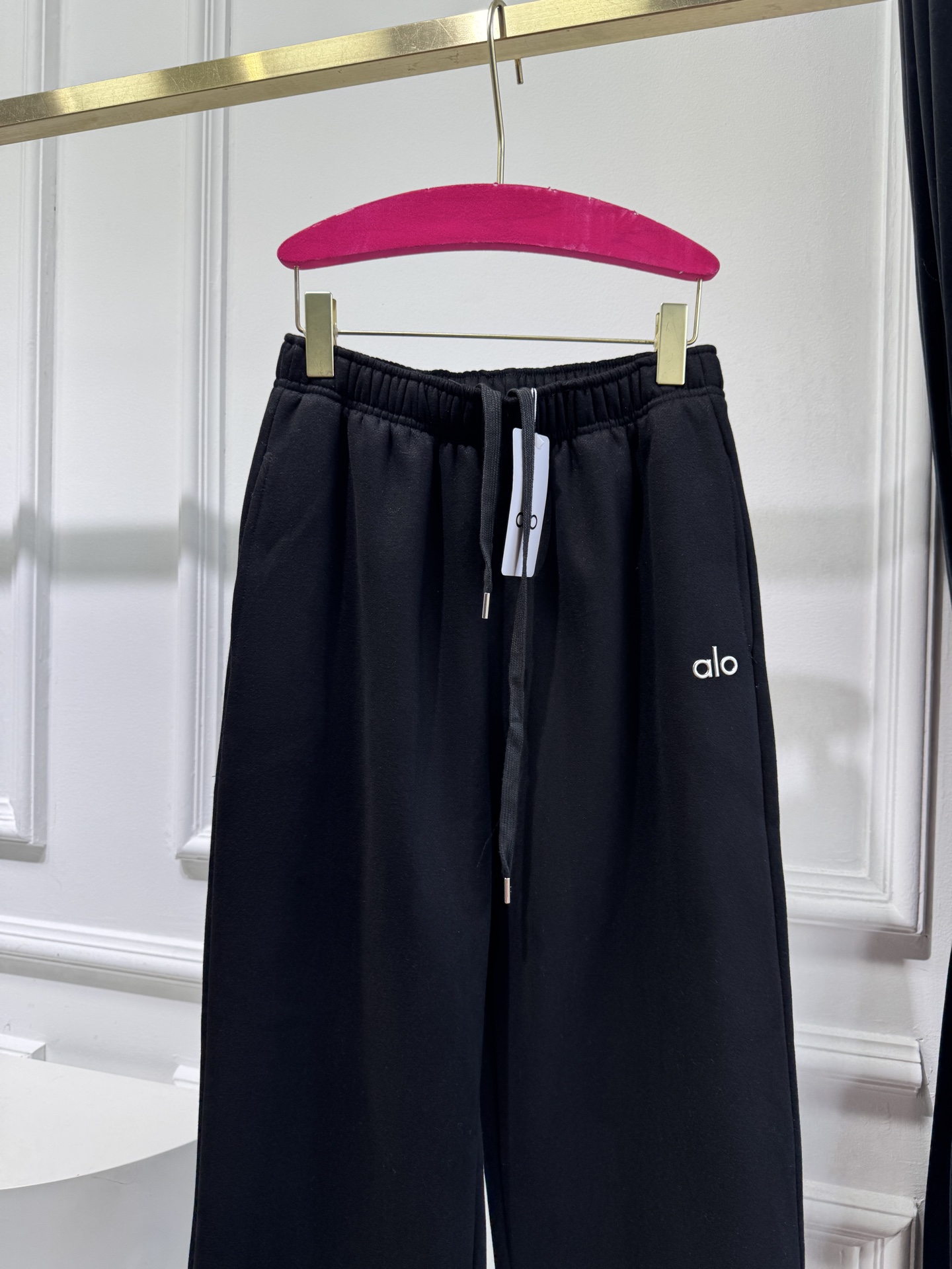 ALO 休闲卫裤25秋冬运动系列。采用纯棉卫面料 内里加绒 保暖又亲肤 卫衣宽松休闲又时髦，黑色灰色搭配