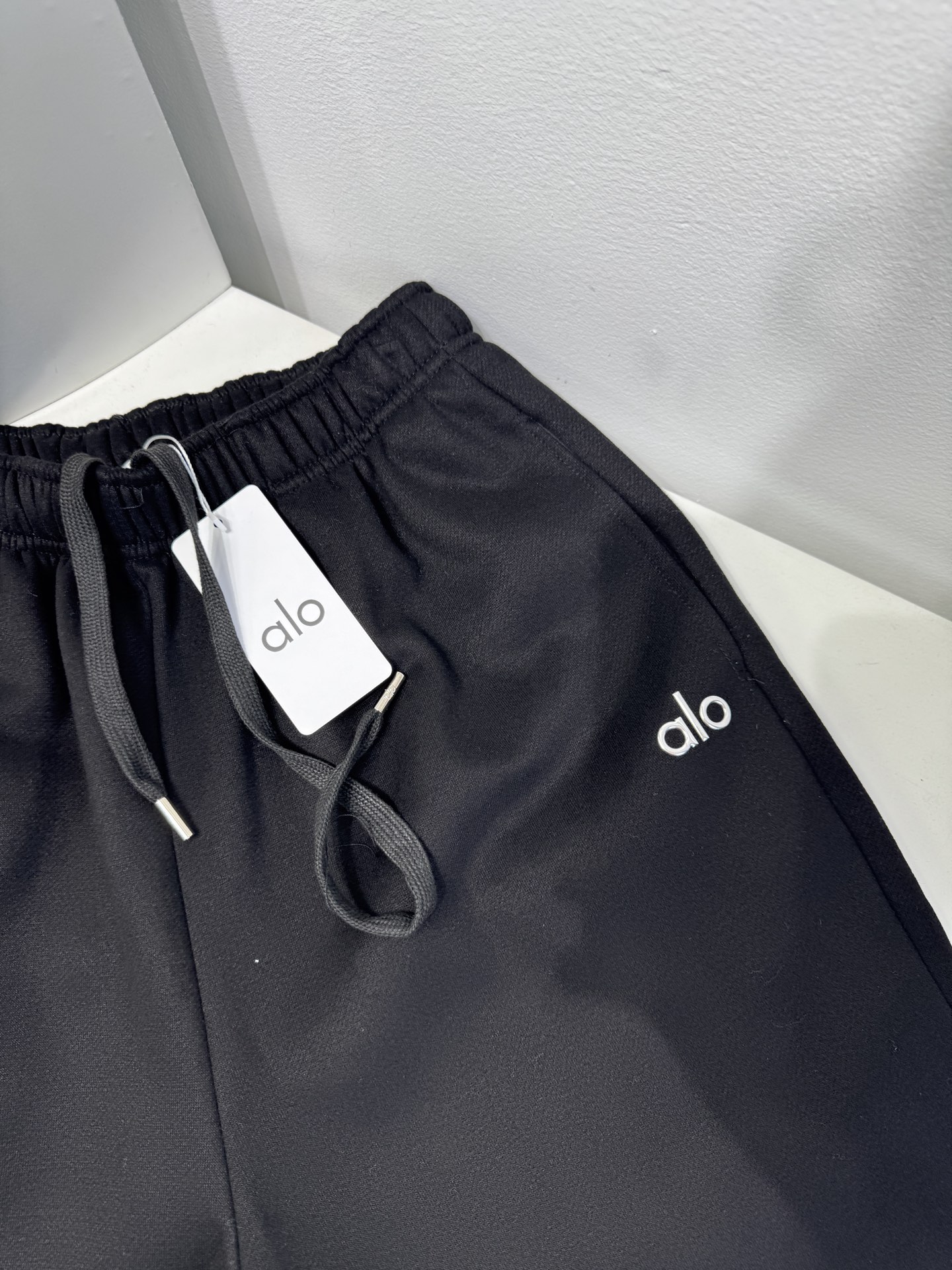 ALO 休闲卫裤25秋冬运动系列。采用纯棉卫面料 内里加绒 保暖又亲肤 卫衣宽松休闲又时髦，黑色灰色搭配