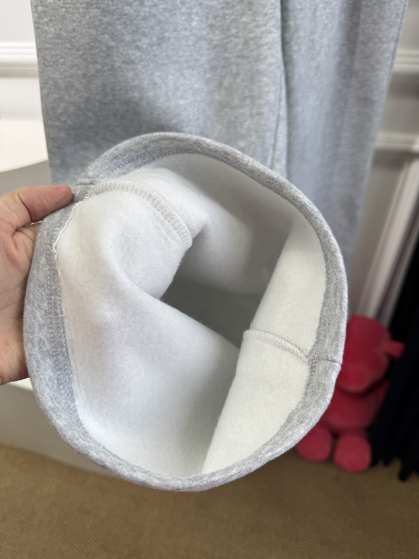 ALO 休闲卫裤 25秋冬运动系列。采用纯棉卫面料 内里加绒 保暖又亲肤 宽松休闲又时髦，黑色灰色搭配太