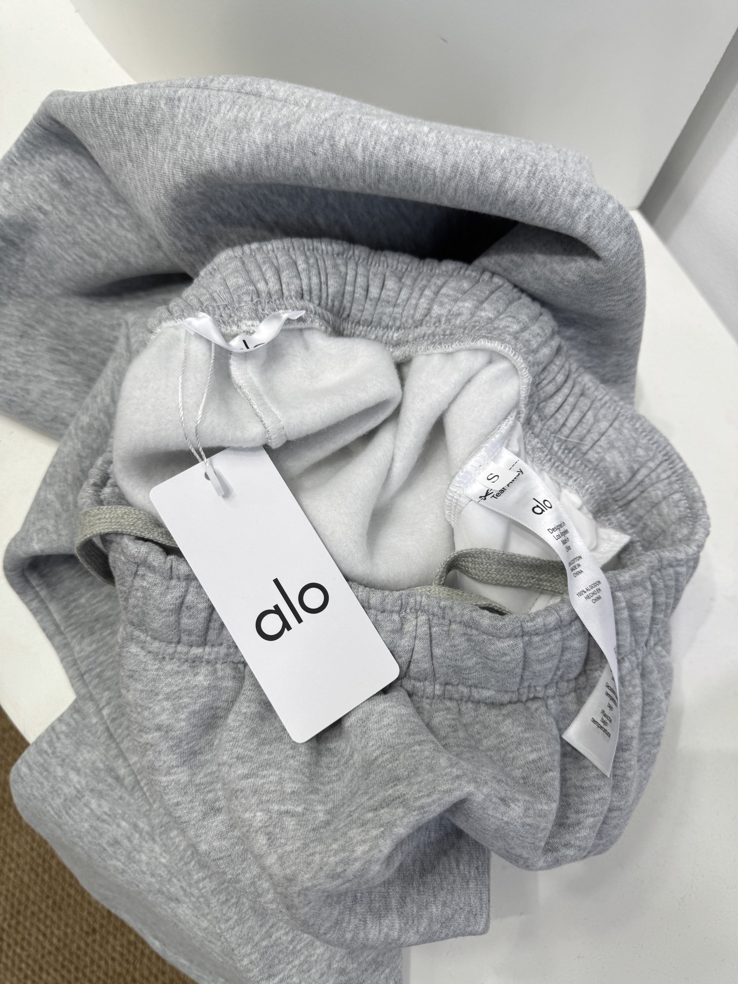 ALO 休闲卫裤 25秋冬运动系列。采用纯棉卫面料 内里加绒 保暖又亲肤 宽松休闲又时髦，黑色灰色搭配太