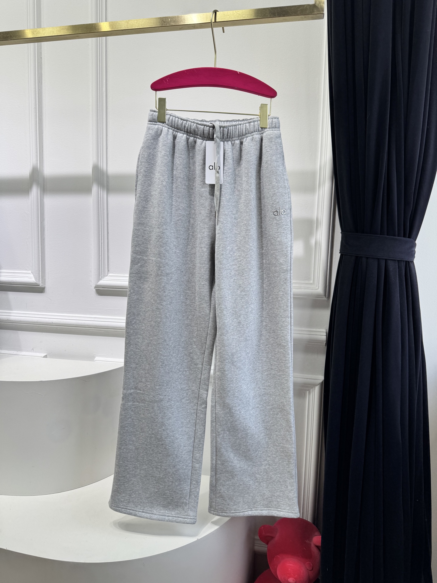 ALO 休闲卫裤 25秋冬运动系列。采用纯棉卫面料 内里加绒 保暖又亲肤 宽松休闲又时髦，黑色灰色搭配太