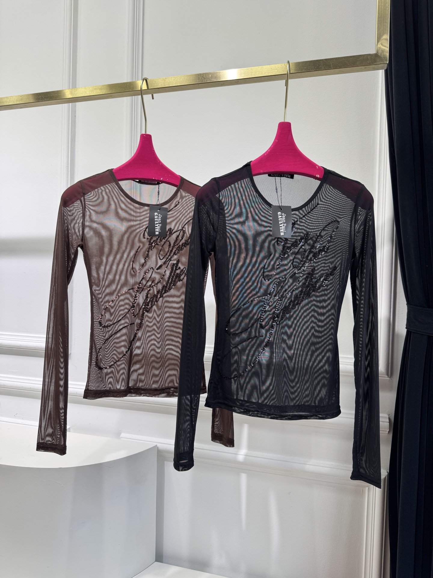 Jean Paul Gaultier 珠片透视打底衫 辣妹风～
尺码：sml，。
颜色：黑咖