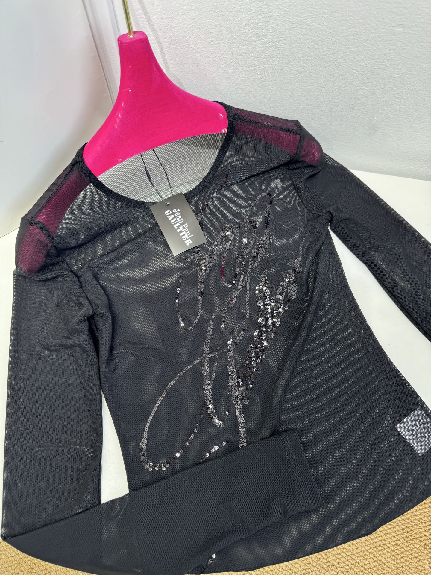 Jean Paul Gaultier 珠片透视打底衫 辣妹风～
尺码：sml，。
颜色：黑咖