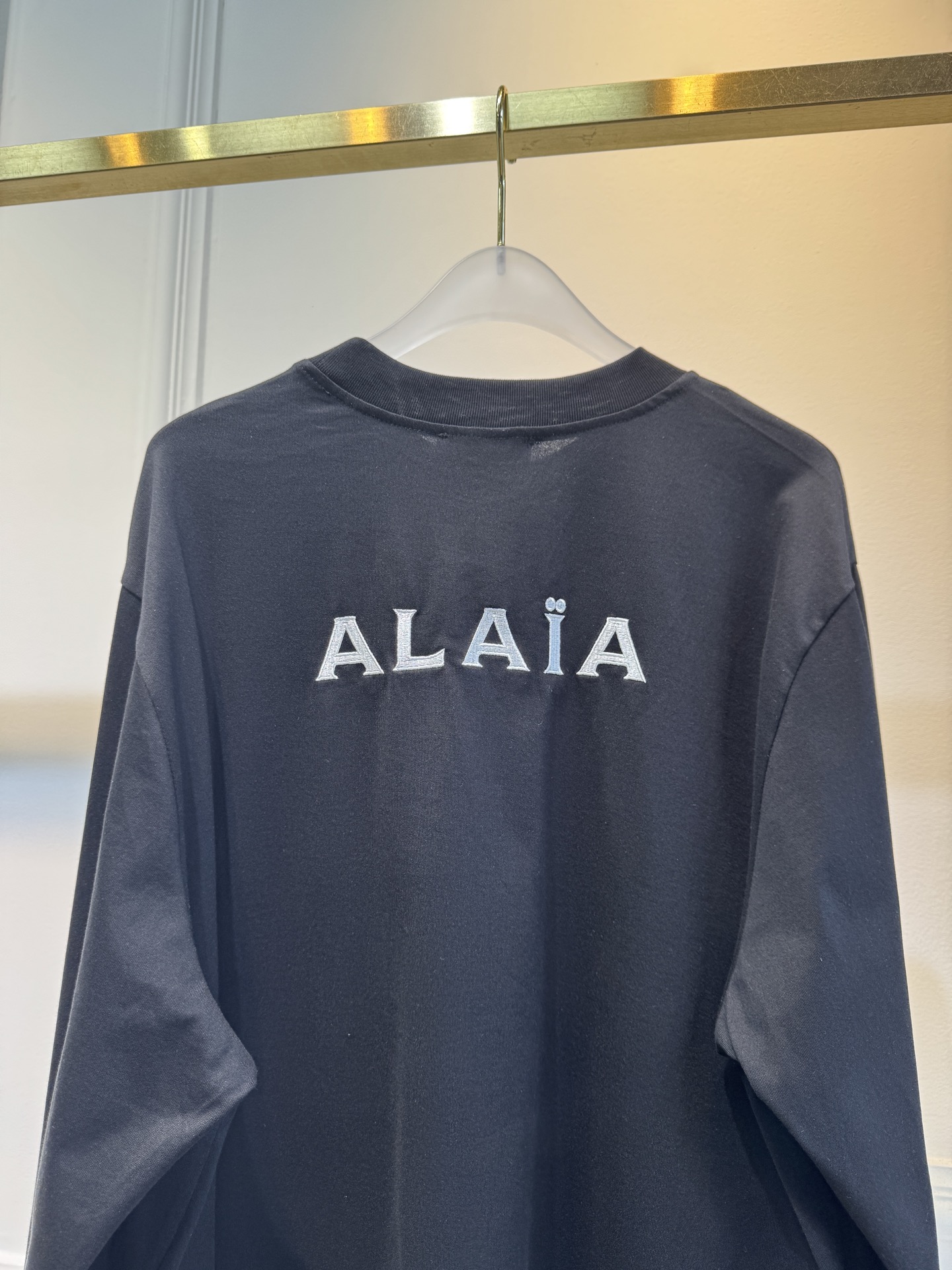 ALAIA 25早秋新品 经典logo刺绣长袖T恤 休闲推荐 日常必备款 单穿打底都OK 简洁和时髦lo