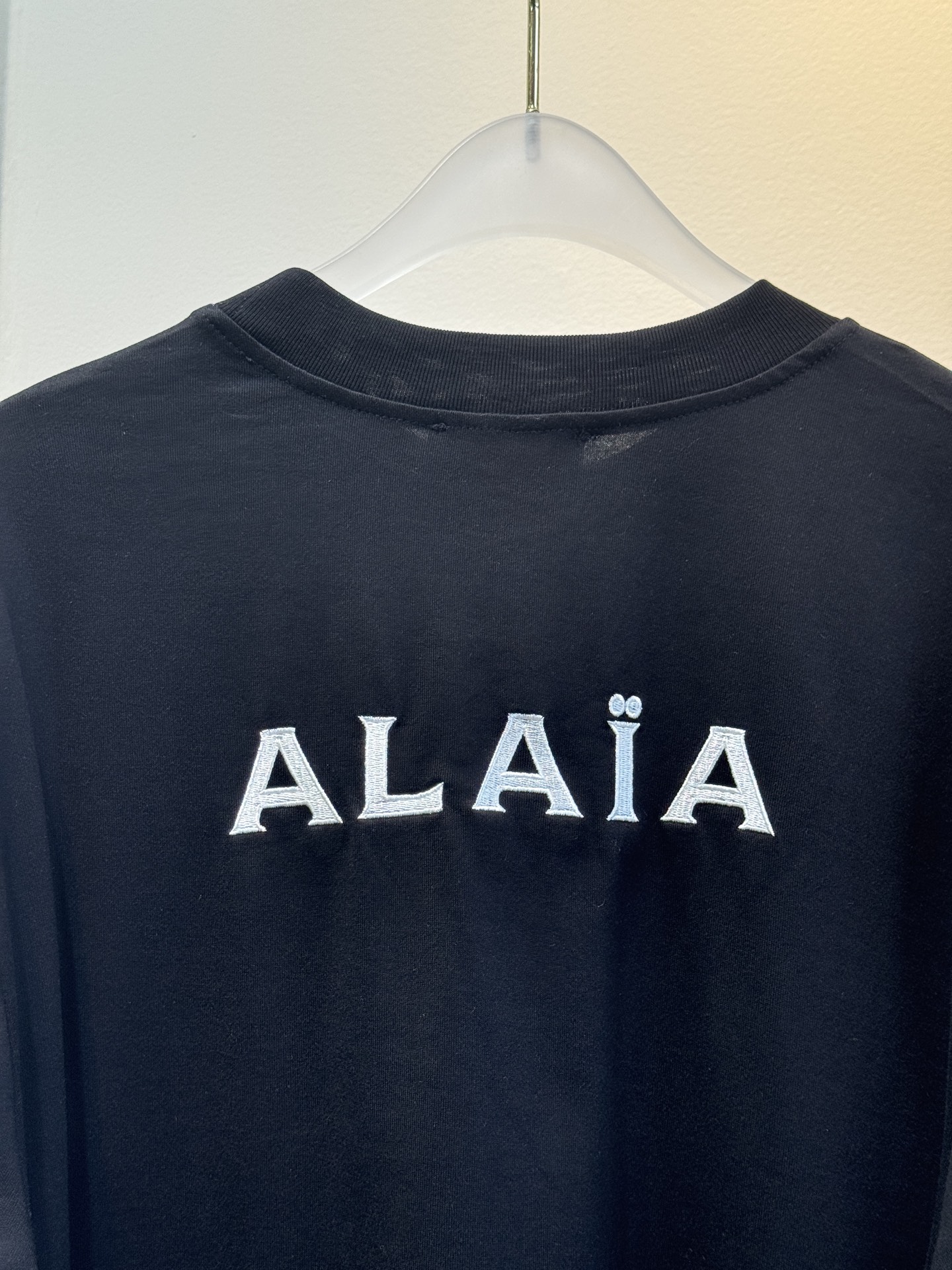 ALAIA 25早秋新品 经典logo刺绣长袖T恤 休闲推荐 日常必备款 单穿打底都OK 简洁和时髦lo