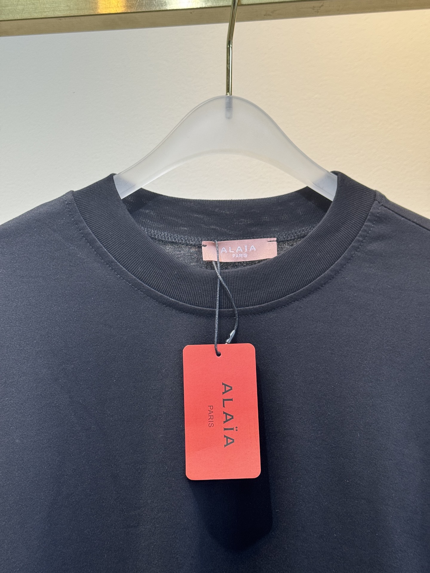 ALAIA 25早秋新品 经典logo刺绣长袖T恤 休闲推荐 日常必备款 单穿打底都OK 简洁和时髦lo