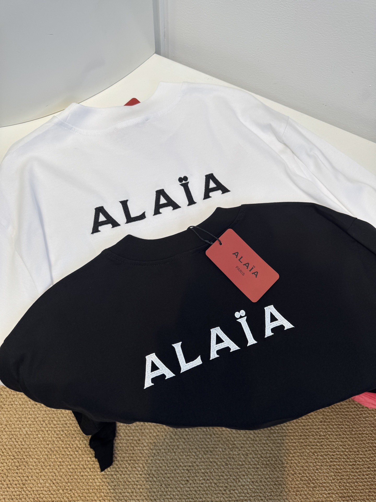 ALAIA 25早秋新品 经典logo刺绣长袖T恤 休闲推荐 日常必备款 单穿打底都OK 简洁和时髦lo