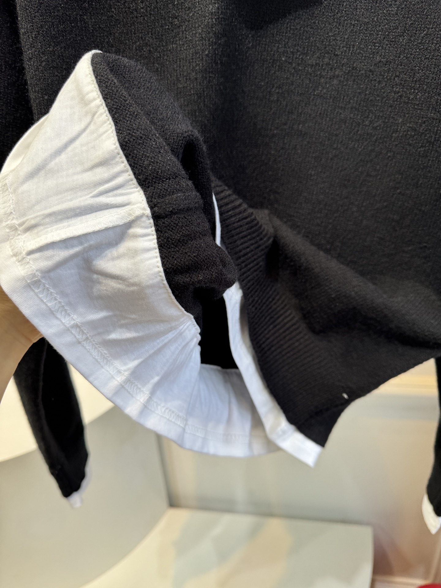 Miu 女士撞色V领针织毛衣。软糯的棉质质感征服啦贴身穿完全不会扎皮肤，舒服到不想脱下来～
撞色设计太绝