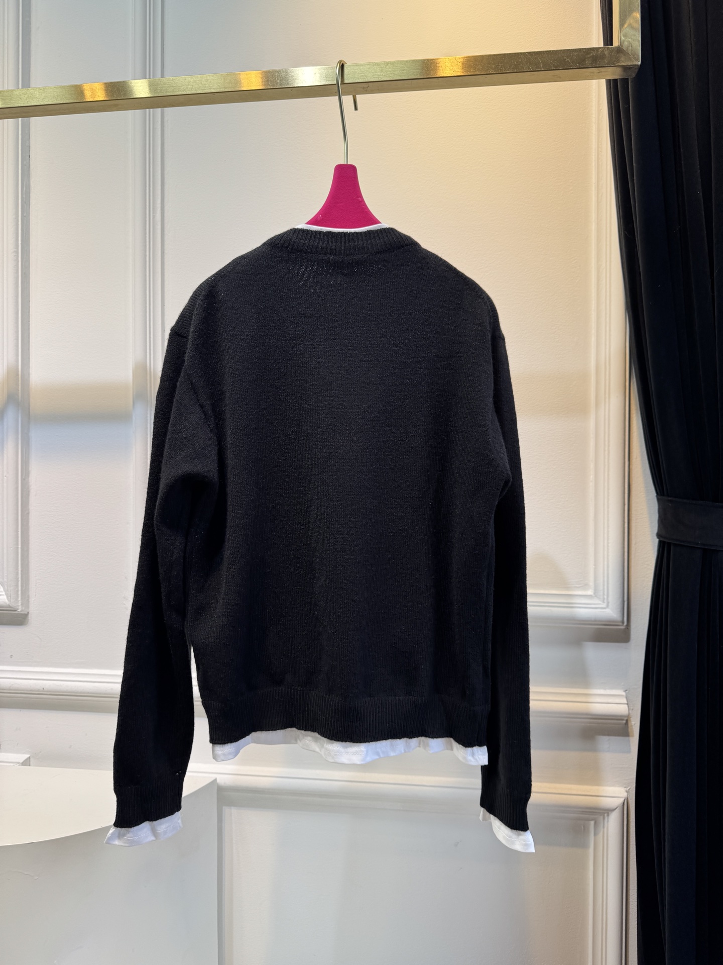 Miu 女士撞色V领针织毛衣。软糯的棉质质感征服啦贴身穿完全不会扎皮肤，舒服到不想脱下来～
撞色设计太绝