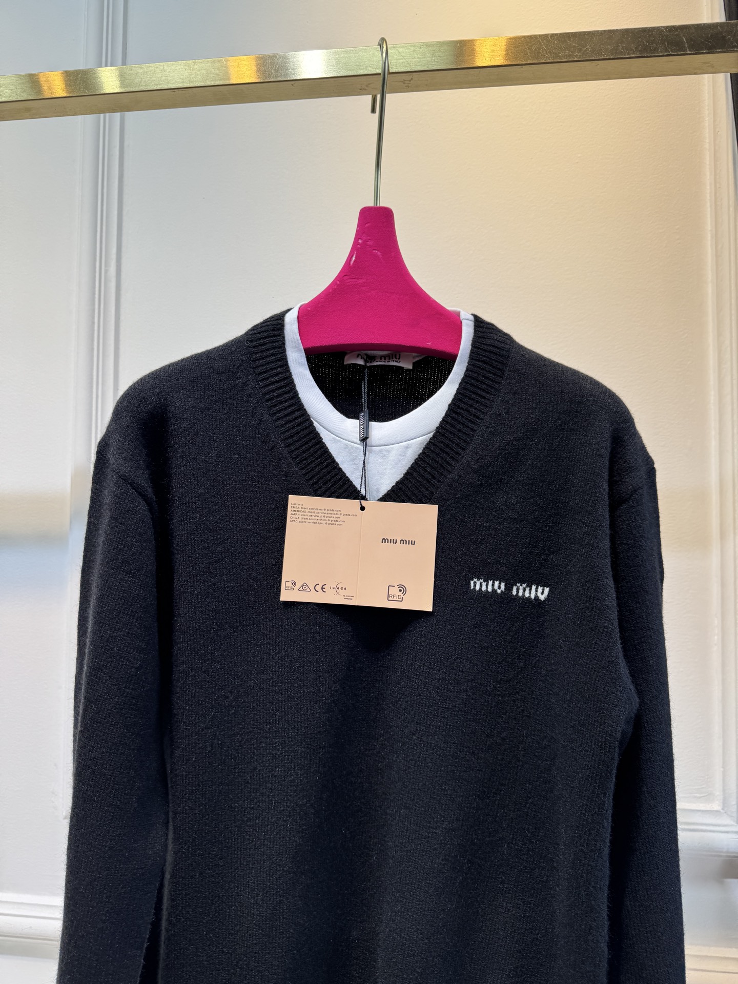 Miu 女士撞色V领针织毛衣。软糯的棉质质感征服啦贴身穿完全不会扎皮肤，舒服到不想脱下来～
撞色设计太绝