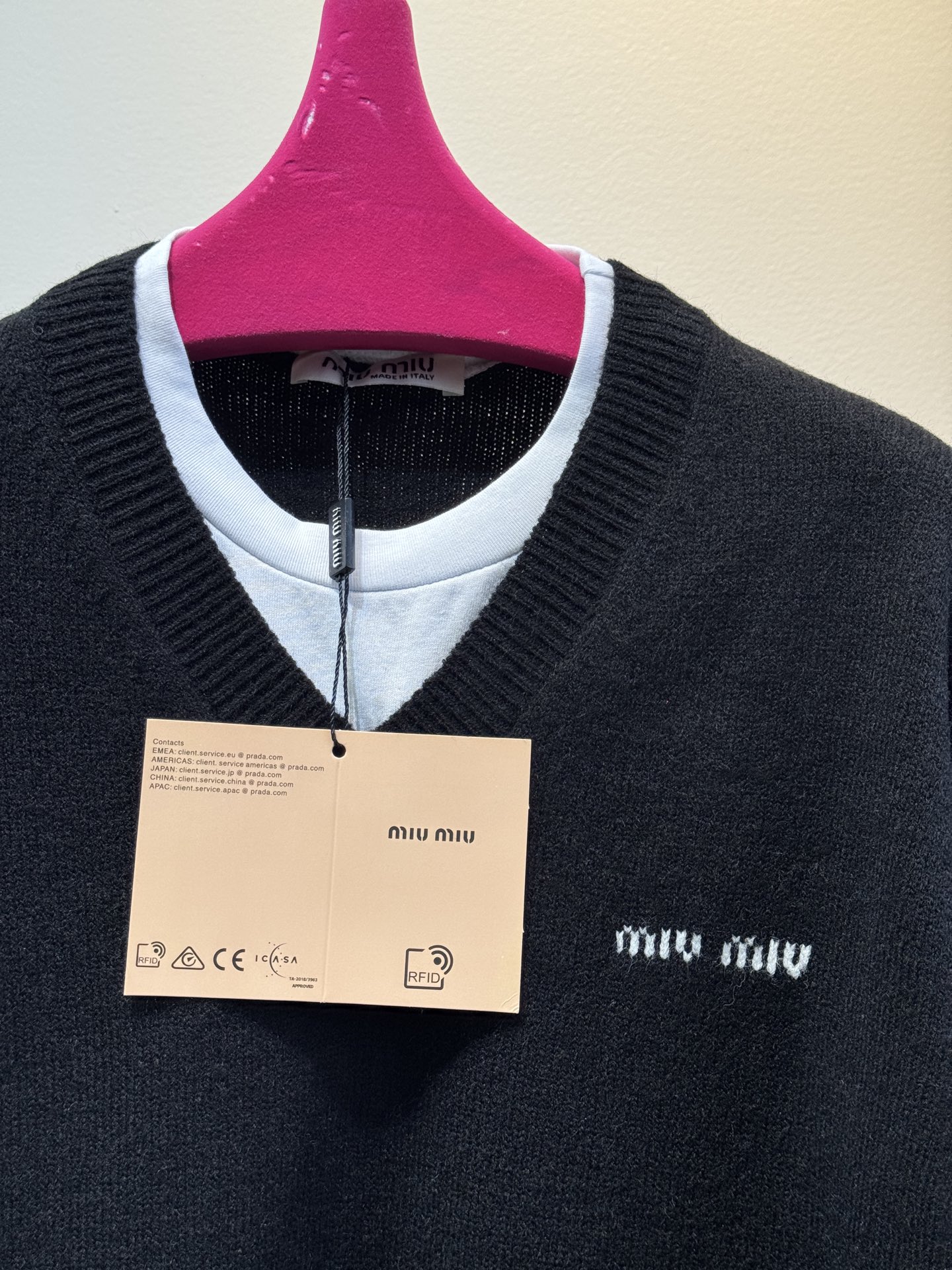 Miu 女士撞色V领针织毛衣。软糯的棉质质感征服啦贴身穿完全不会扎皮肤，舒服到不想脱下来～
撞色设计太绝