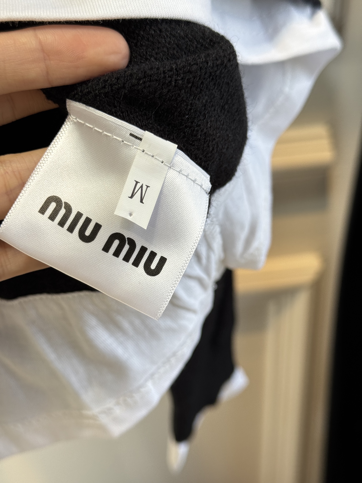 Miu 女士撞色V领针织毛衣。软糯的棉质质感征服啦贴身穿完全不会扎皮肤，舒服到不想脱下来～
撞色设计太绝