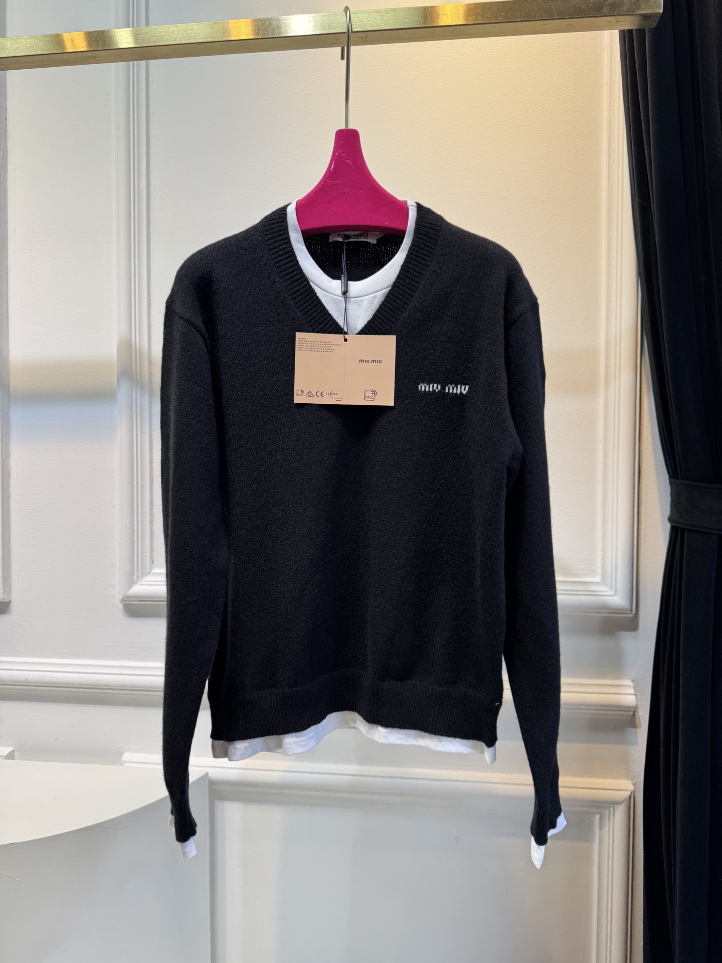 Miu 女士撞色V领针织毛衣。软糯的棉质质感征服啦贴身穿完全不会扎皮肤，舒服到不想脱下来～
撞色设计太绝