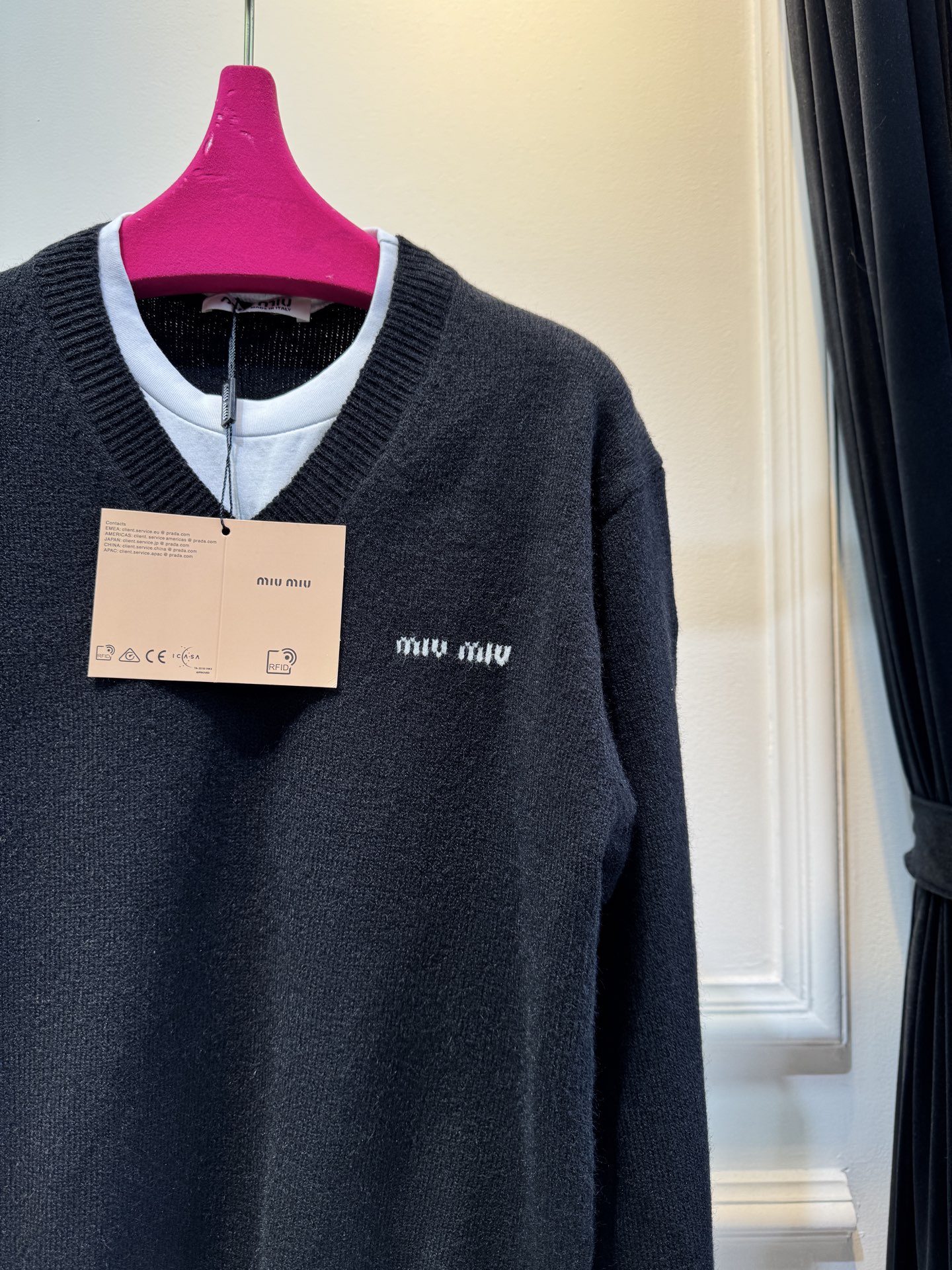 Miu 女士撞色V领针织毛衣。软糯的棉质质感征服啦贴身穿完全不会扎皮肤，舒服到不想脱下来～
撞色设计太绝