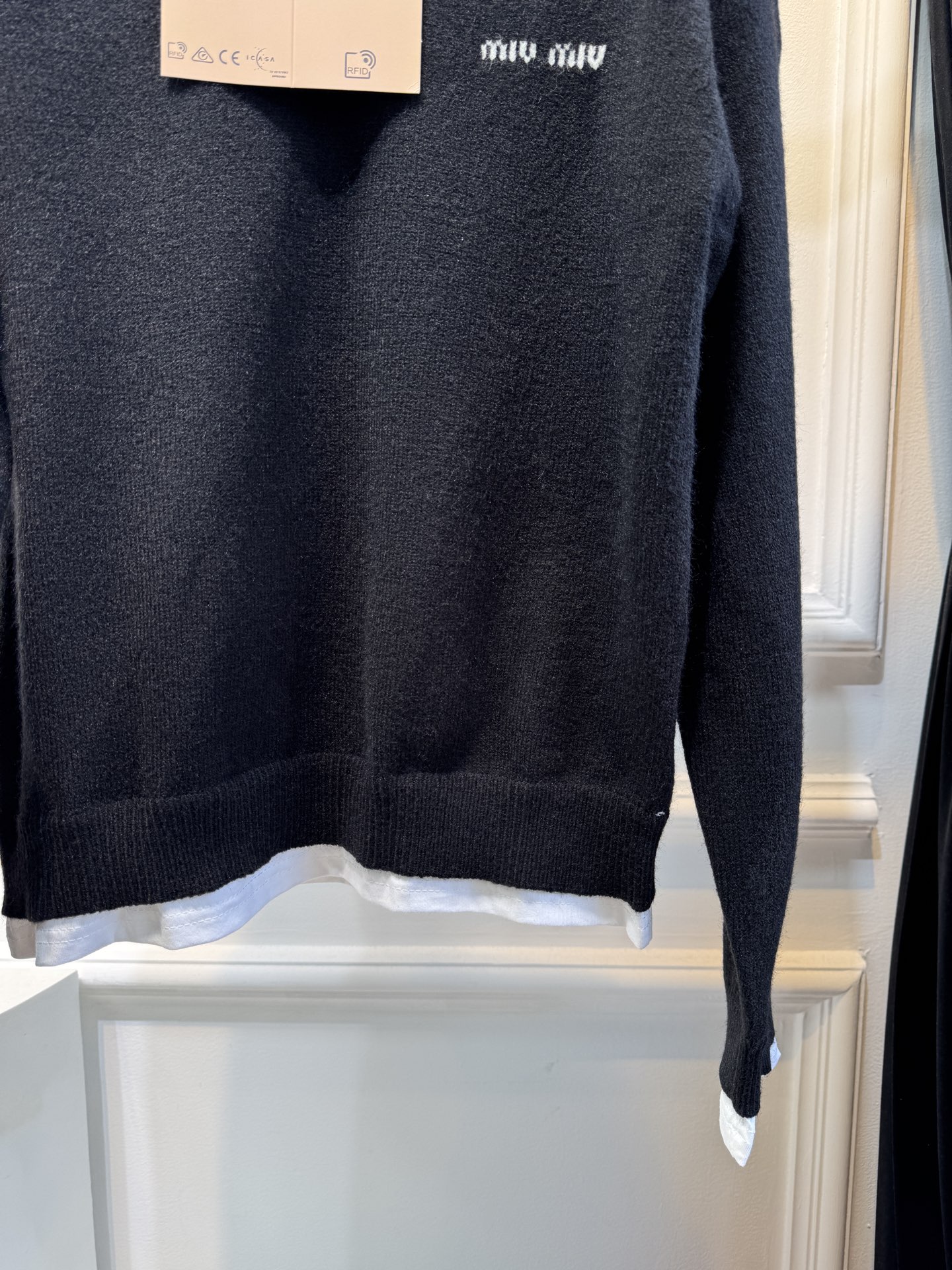 Miu 女士撞色V领针织毛衣。软糯的棉质质感征服啦贴身穿完全不会扎皮肤，舒服到不想脱下来～
撞色设计太绝