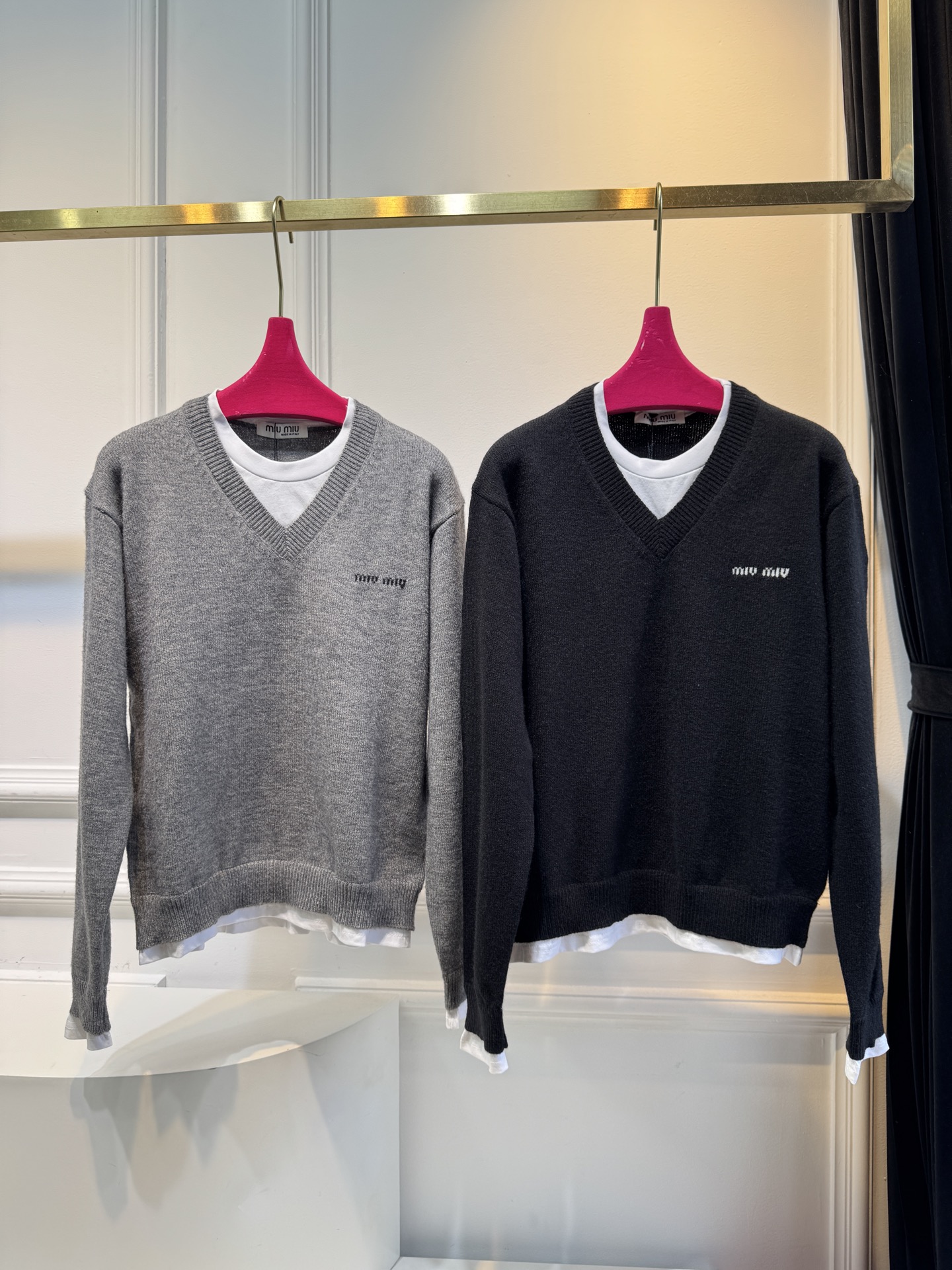 Miu 女士撞色V领针织毛衣。软糯的棉质质感征服啦贴身穿完全不会扎皮肤，舒服到不想脱下来～
撞色设计太绝