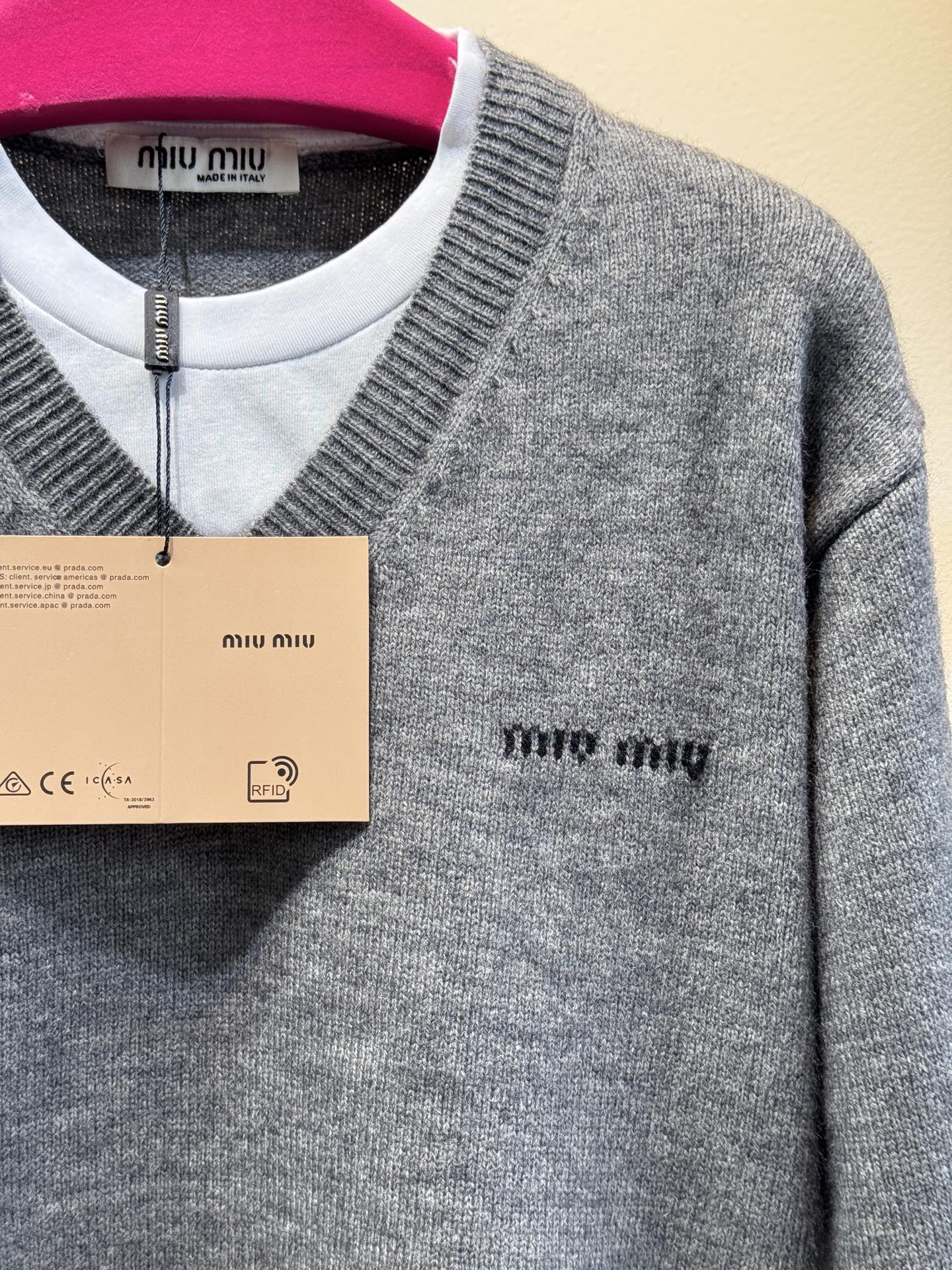 Miu 女士撞色V领针织毛衣。软糯的棉质质感征服啦贴身穿完全不会扎皮肤，舒服到不想脱下来～
撞色设计太绝