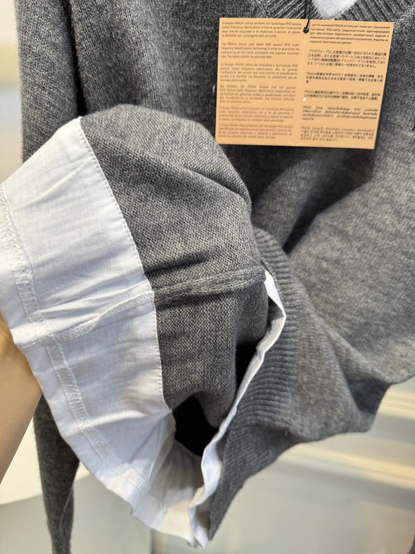 Miu 女士撞色V领针织毛衣。软糯的棉质质感征服啦贴身穿完全不会扎皮肤，舒服到不想脱下来～
撞色设计太绝