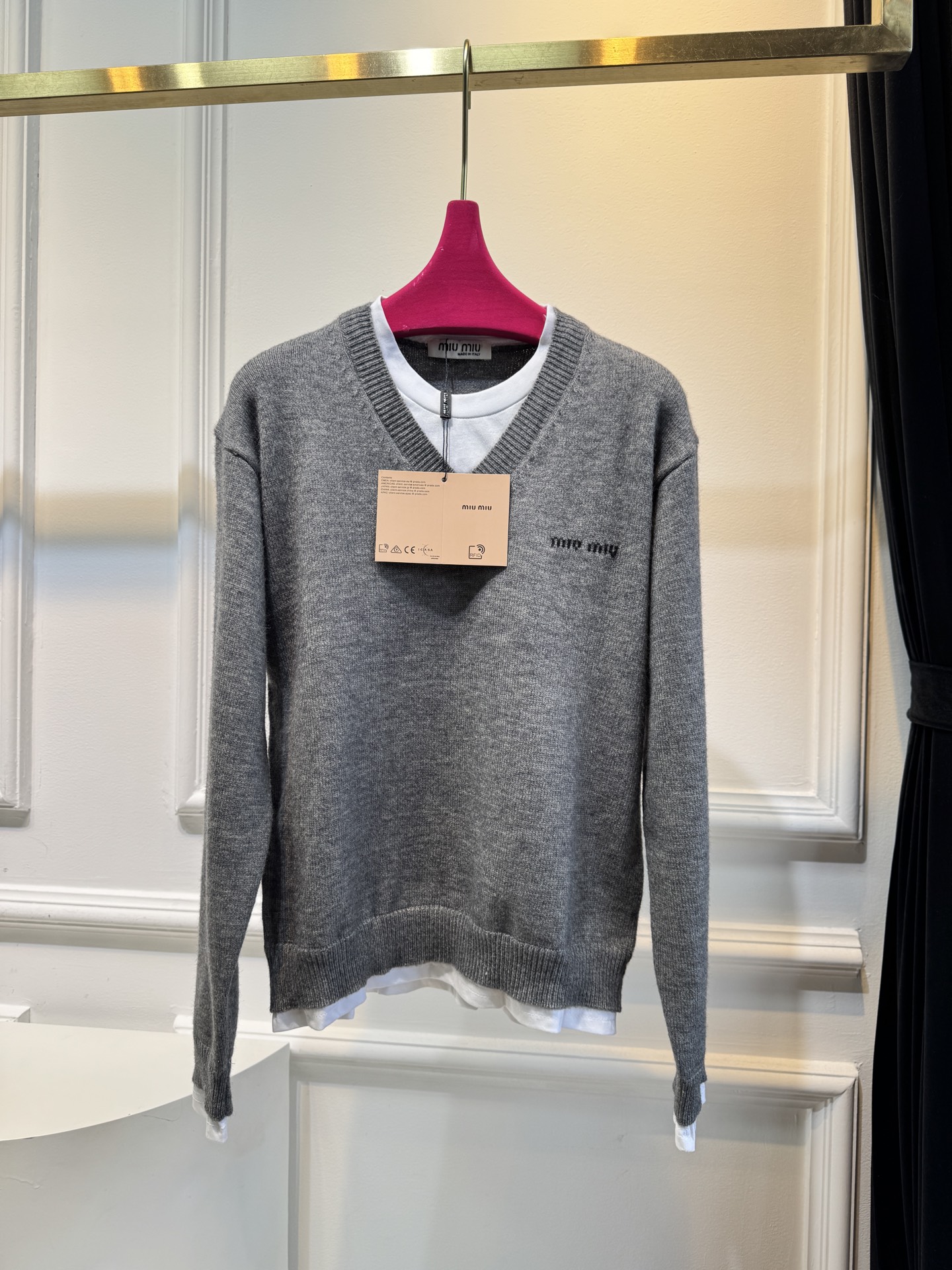 Miu 女士撞色V领针织毛衣。软糯的棉质质感征服啦贴身穿完全不会扎皮肤，舒服到不想脱下来～
撞色设计太绝